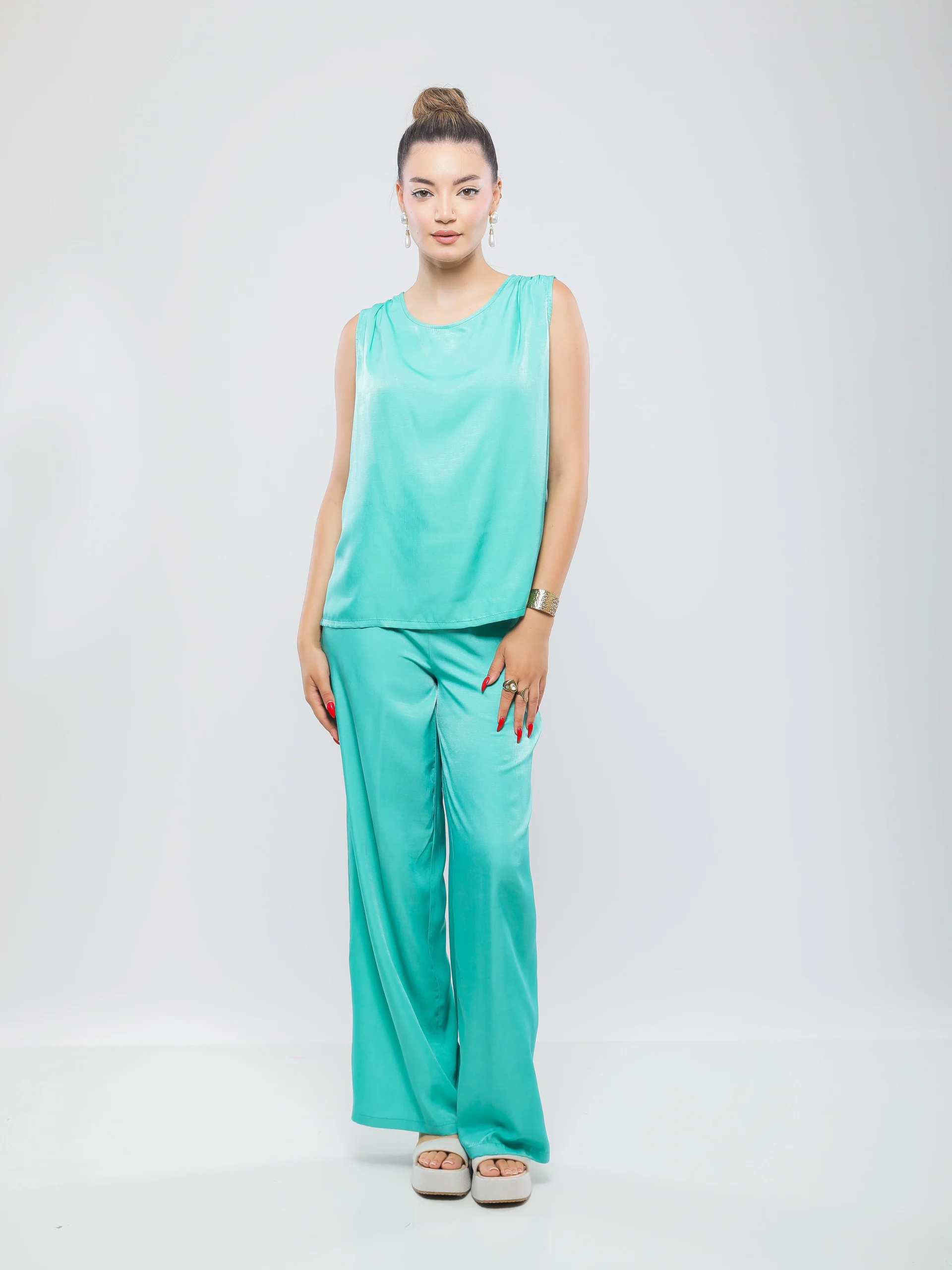 SET FLUIDE AVEC HAUT SANS MANCHES ET PANTALON LARGE