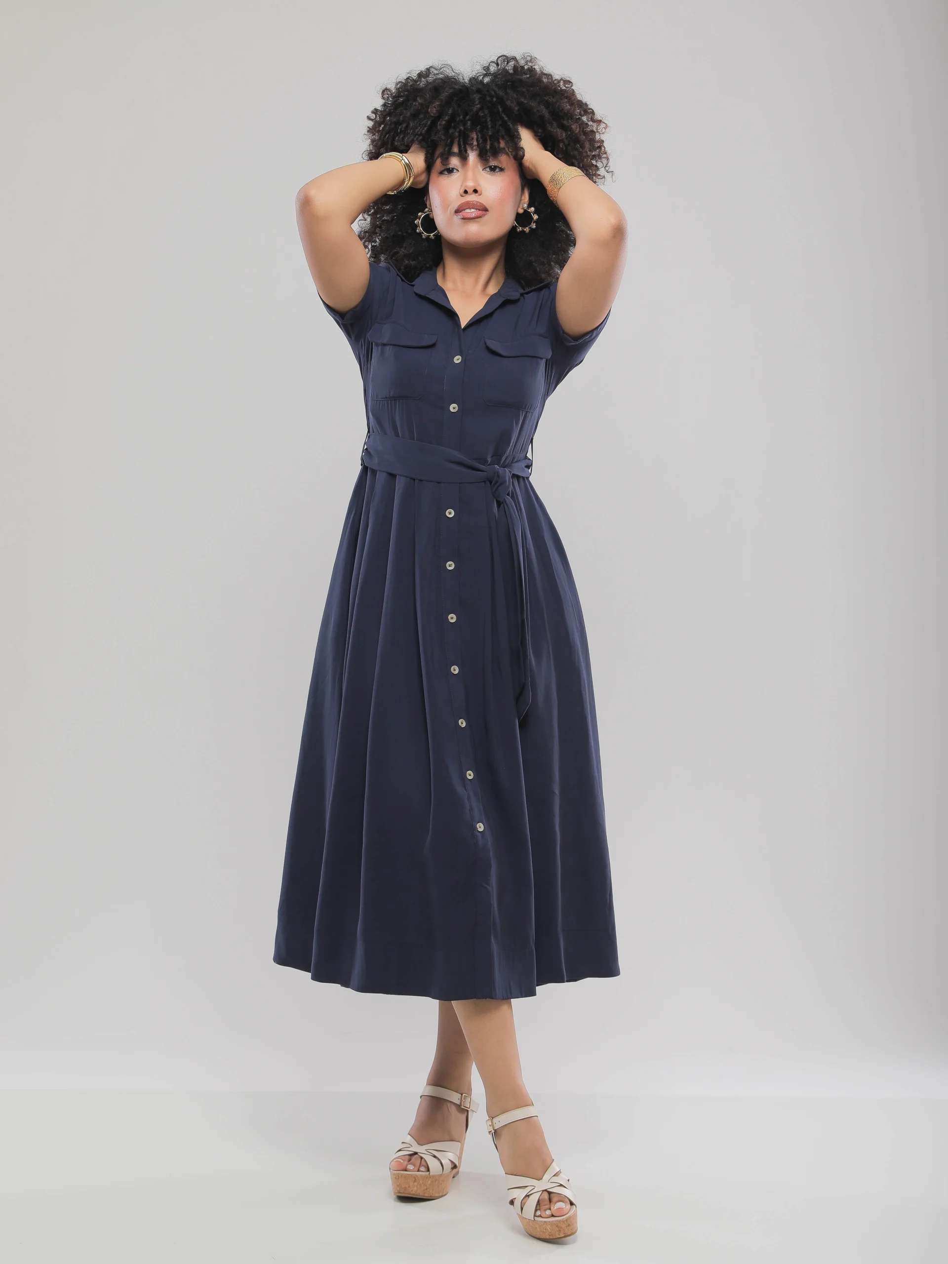 ROBE MI-LONGUE FLUIDE À BOUTONNAGE CENTRAL ET TAILLE CINTRÉE