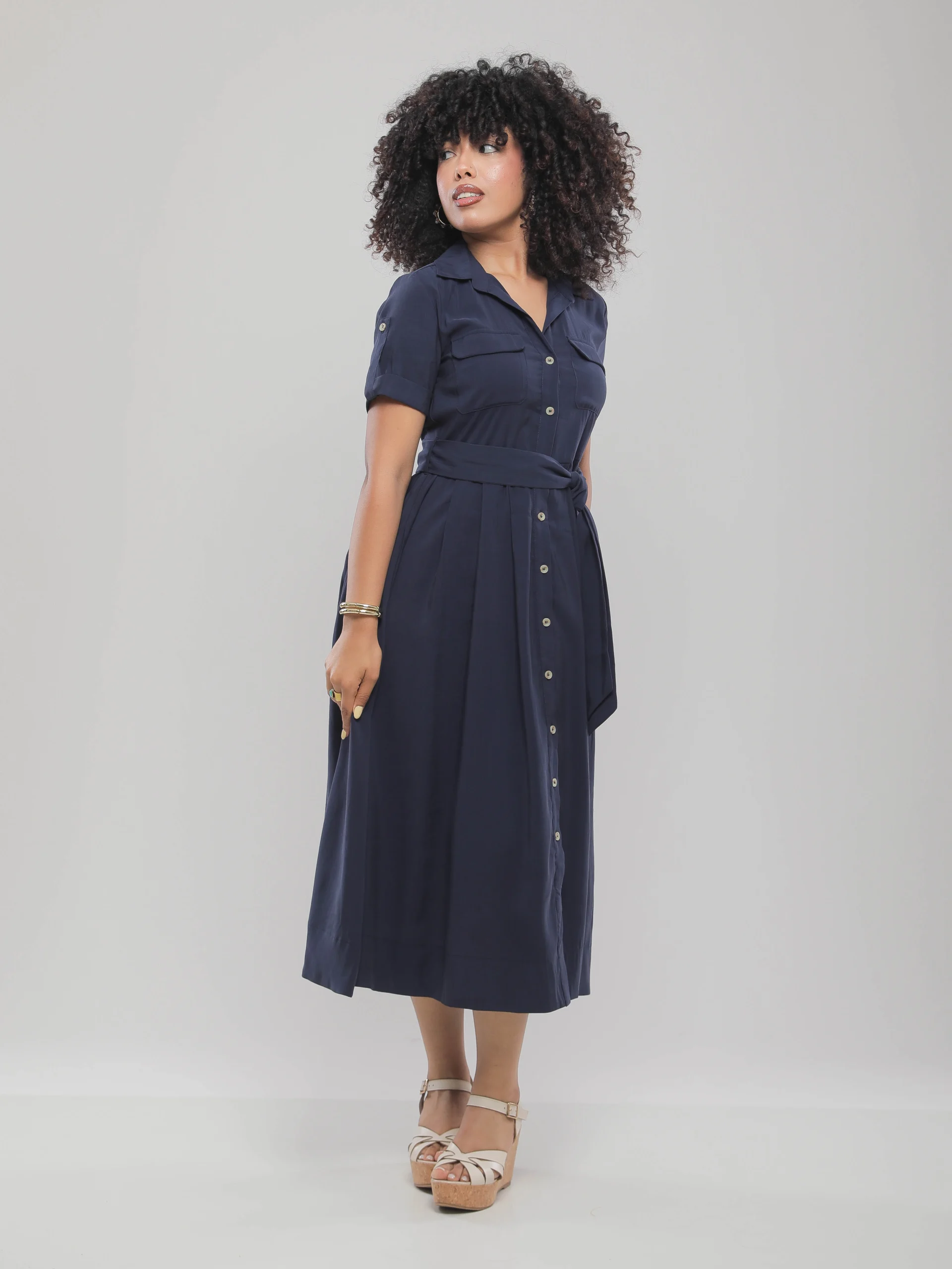 ROBE MI-LONGUE FLUIDE À BOUTONNAGE CENTRAL ET TAILLE CINTRÉE