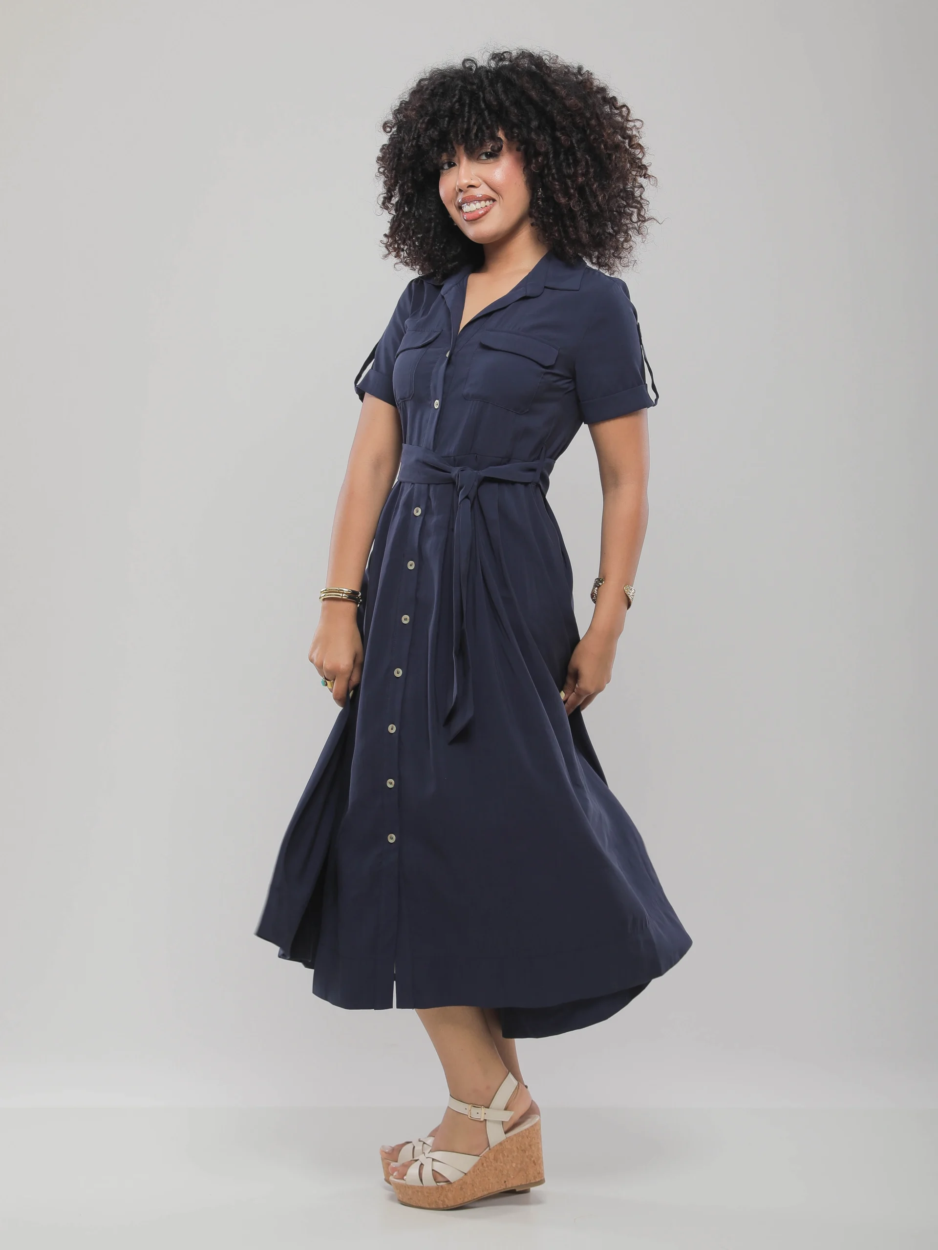 ROBE MI-LONGUE FLUIDE À BOUTONNAGE CENTRAL ET TAILLE CINTRÉE