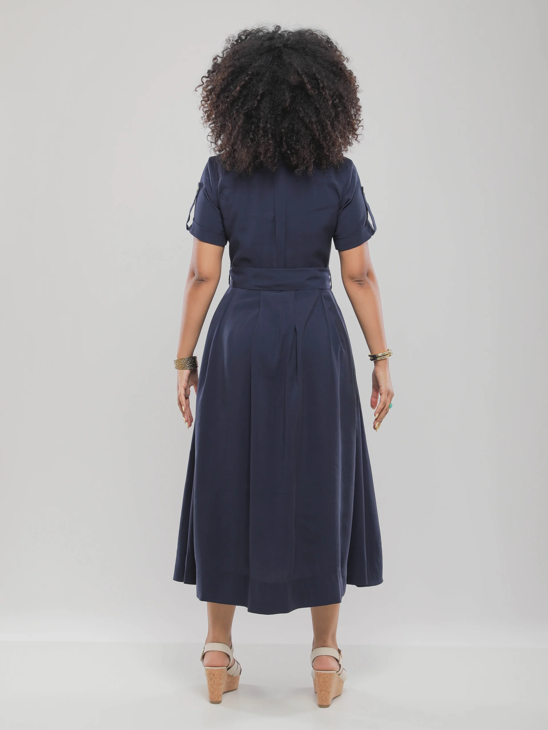 ROBE MI-LONGUE FLUIDE À BOUTONNAGE CENTRAL ET TAILLE CINTRÉE