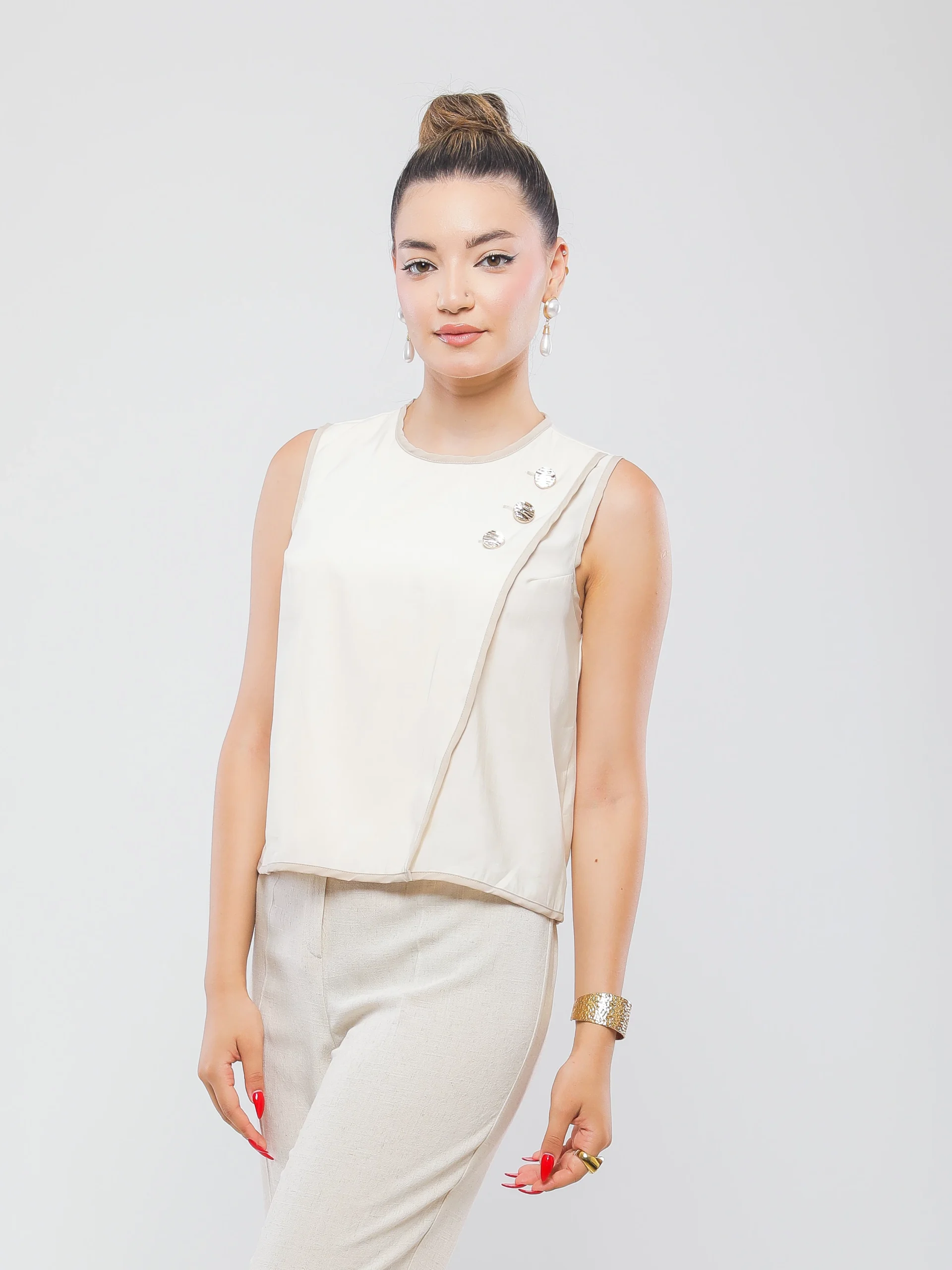 BLOUSE SANS MANCHES À FINITIONS CONTRASTANTES ET BOUTONS DÉCORATIFS
