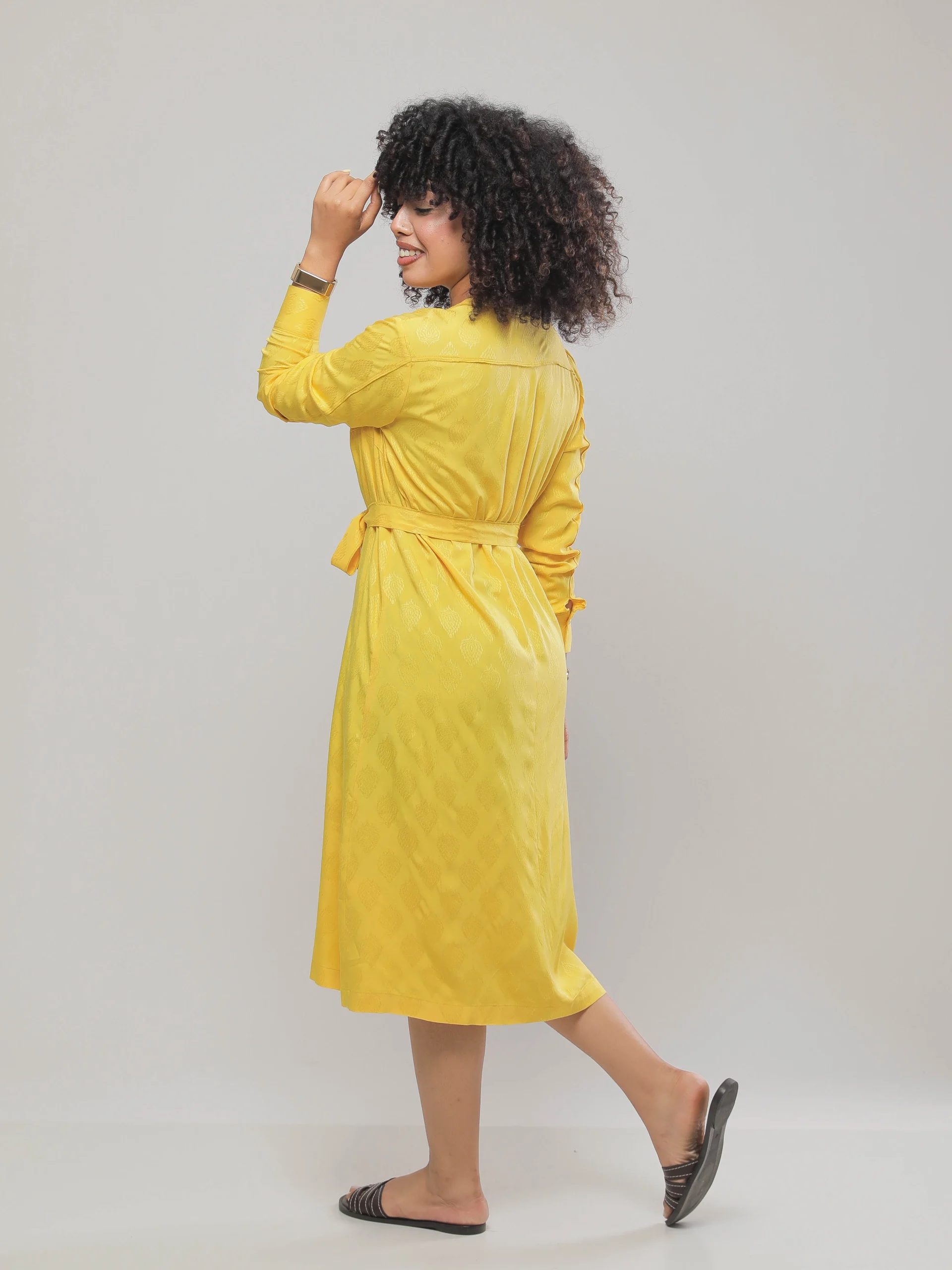 ROBE FLUIDE MI-LONGUE À BOUTONS DISSIMULÉS