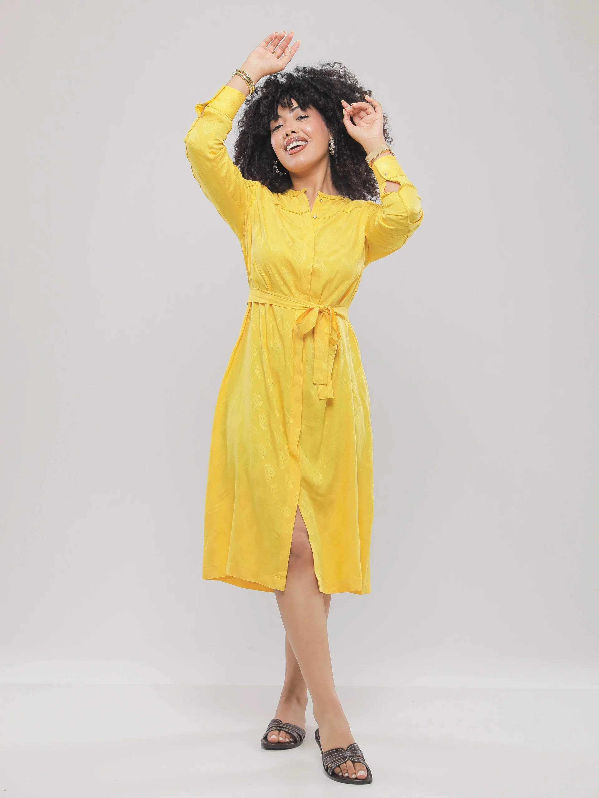 ROBE FLUIDE MI-LONGUE À BOUTONS DISSIMULÉS