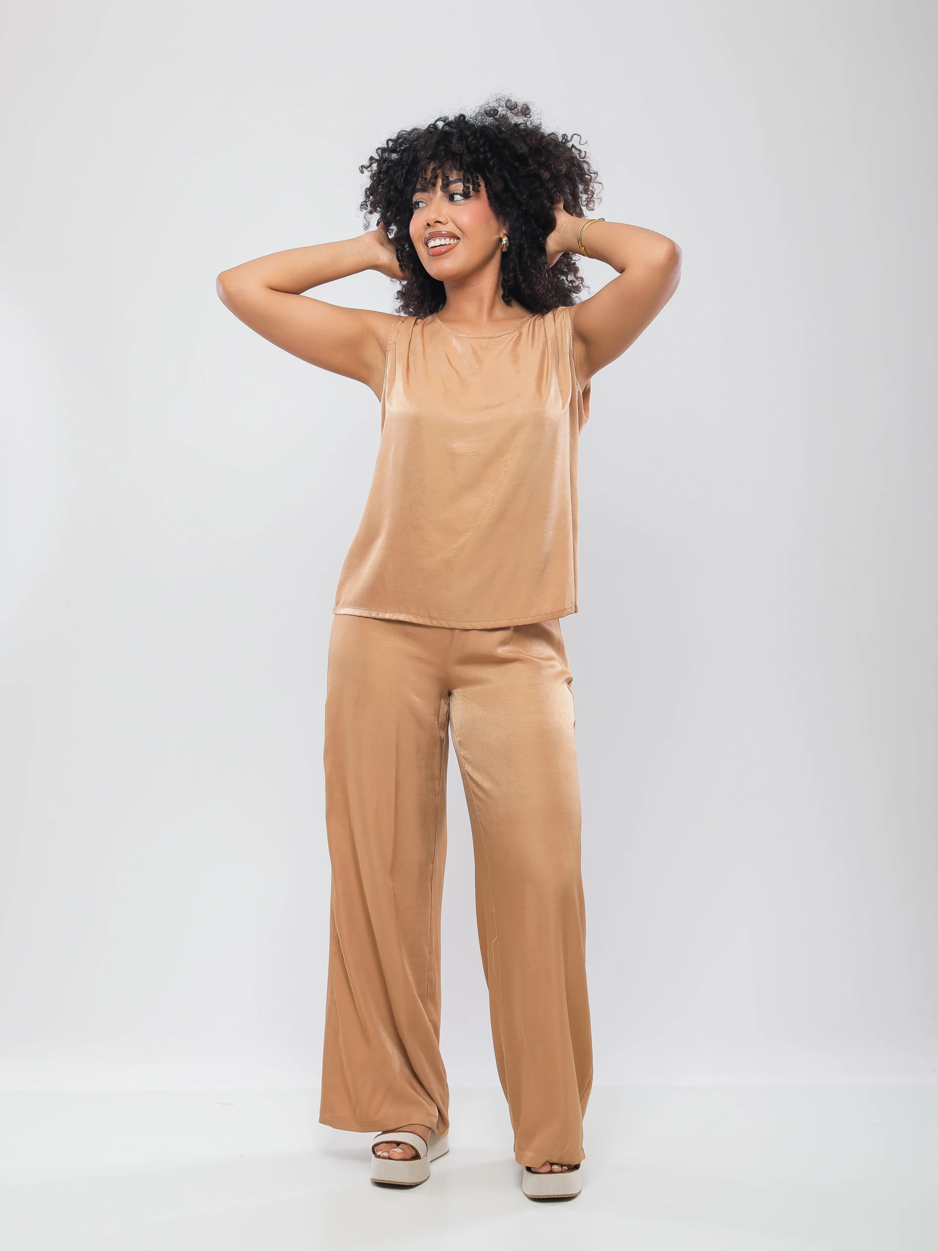 SET FLUIDE AVEC HAUT SANS MANCHES ET PANTALON LARGE