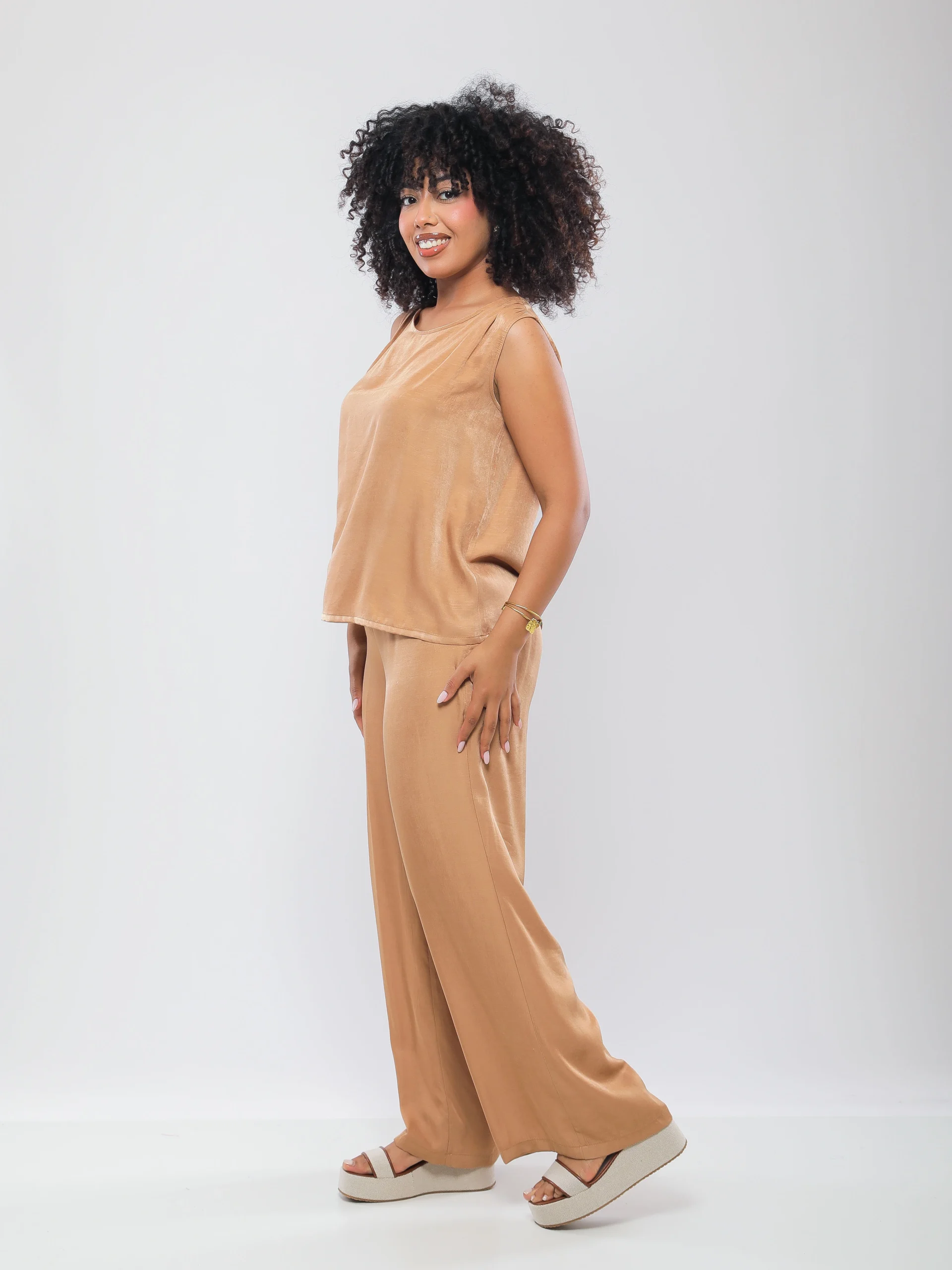 SET FLUIDE AVEC HAUT SANS MANCHES ET PANTALON LARGE