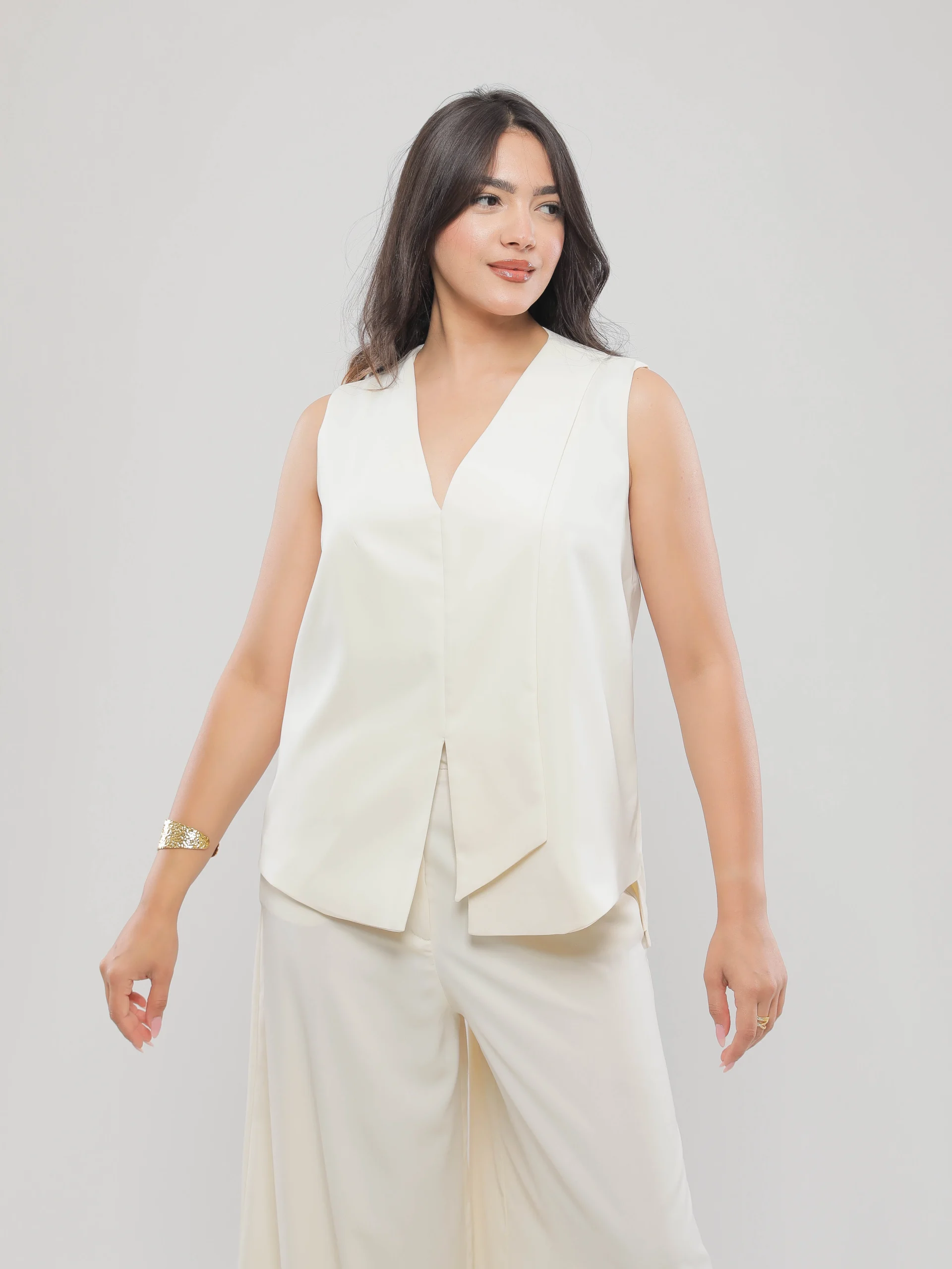 BLOUSE SANS MANCHES AVEC RABAT DÉCORATIF SUR LE DEVANT