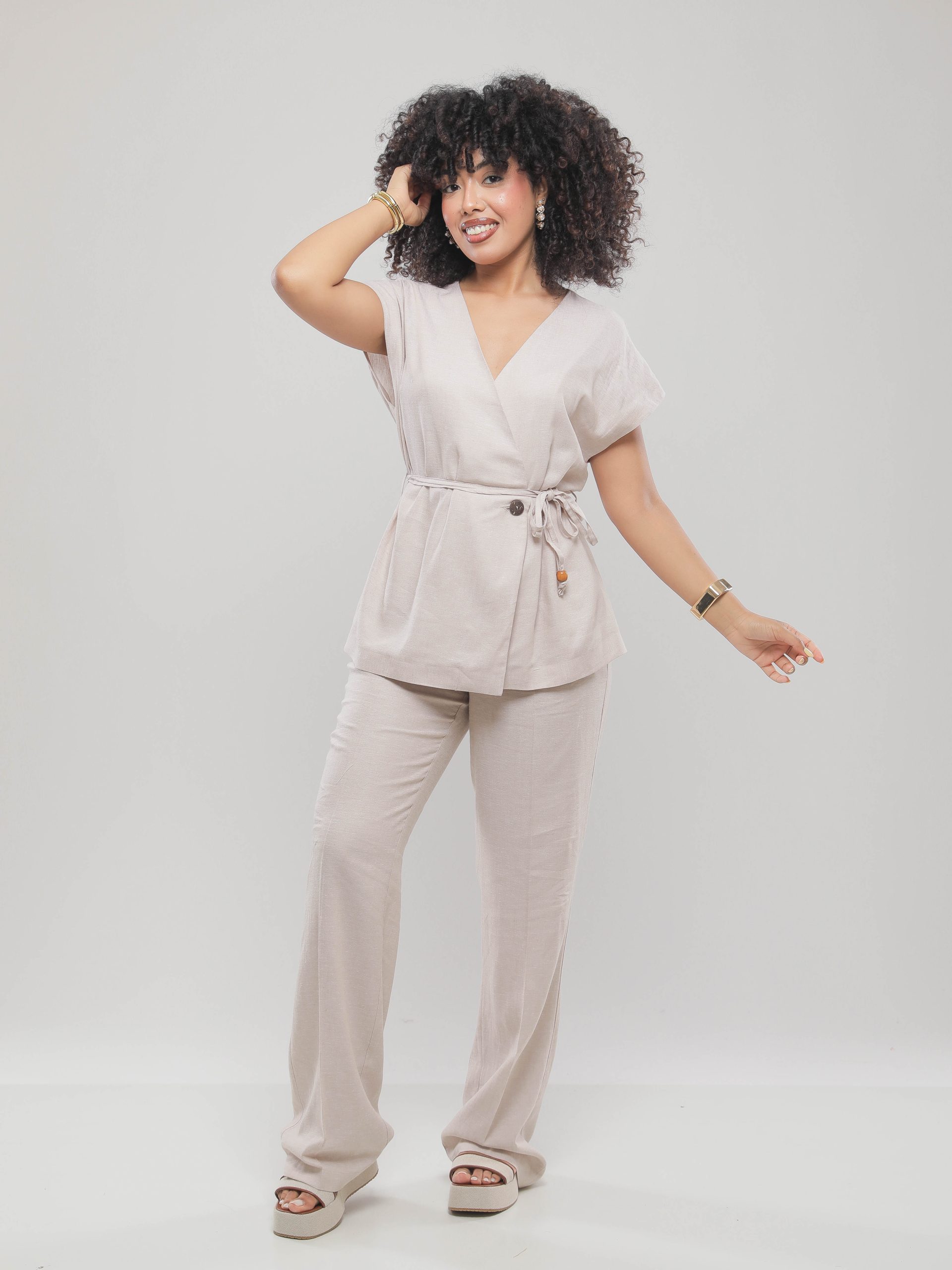 ENSEMBLE FLUIDE À CEINTURE ET PANTALON LARGE