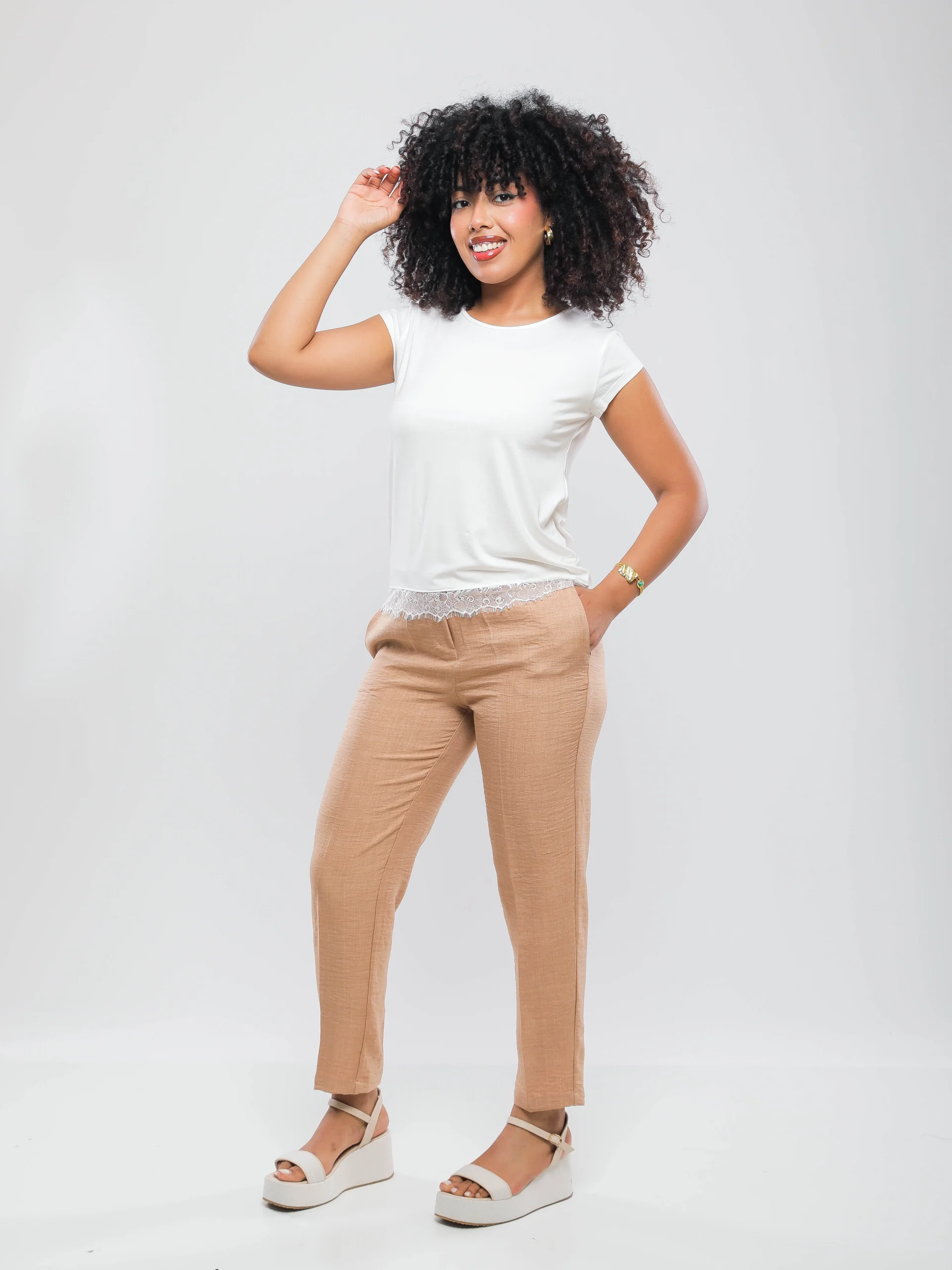 T-SHIRT SANS MANCHES AVEC FINITION EN DENTELLE