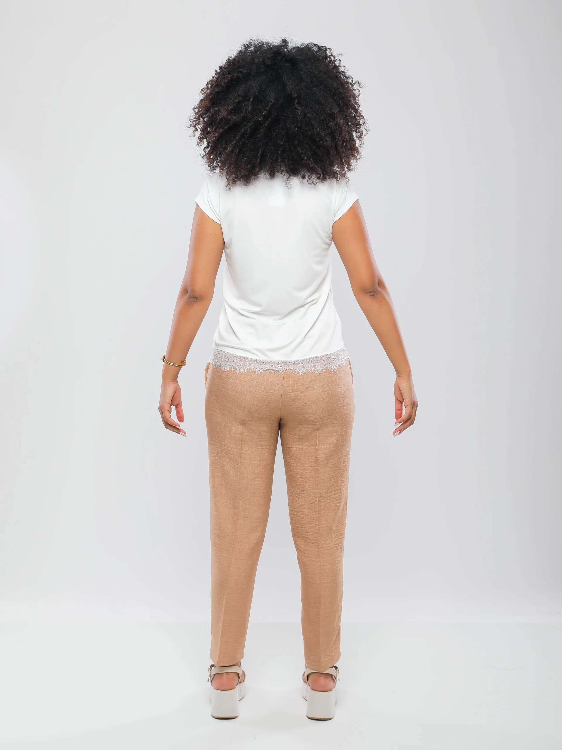 T-SHIRT SANS MANCHES AVEC FINITION EN DENTELLE