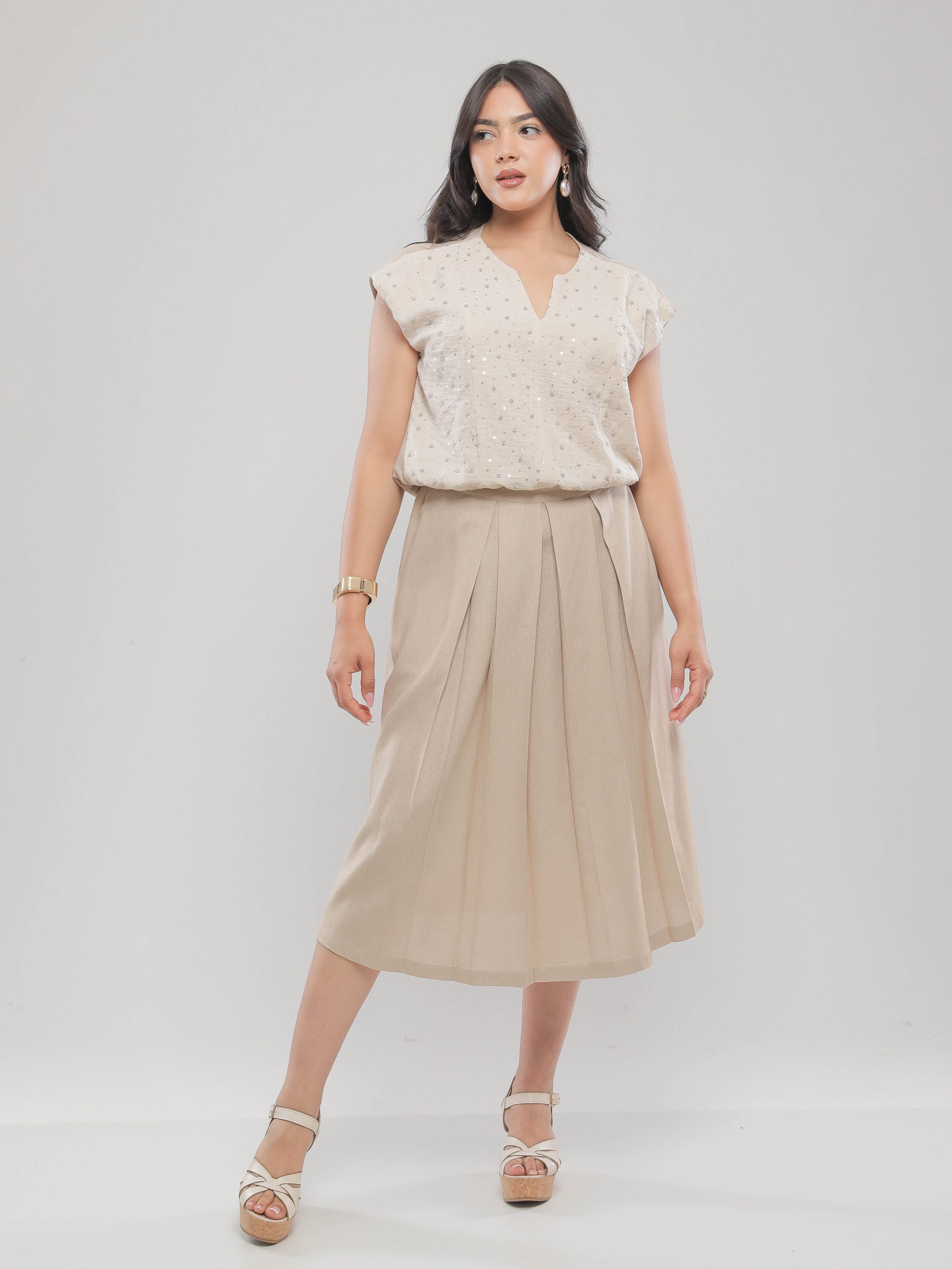 ENSEMBLE EN LIN CHIC AVEC HAUT À SEQUINS ET JUPE MIDI PLISSÉE