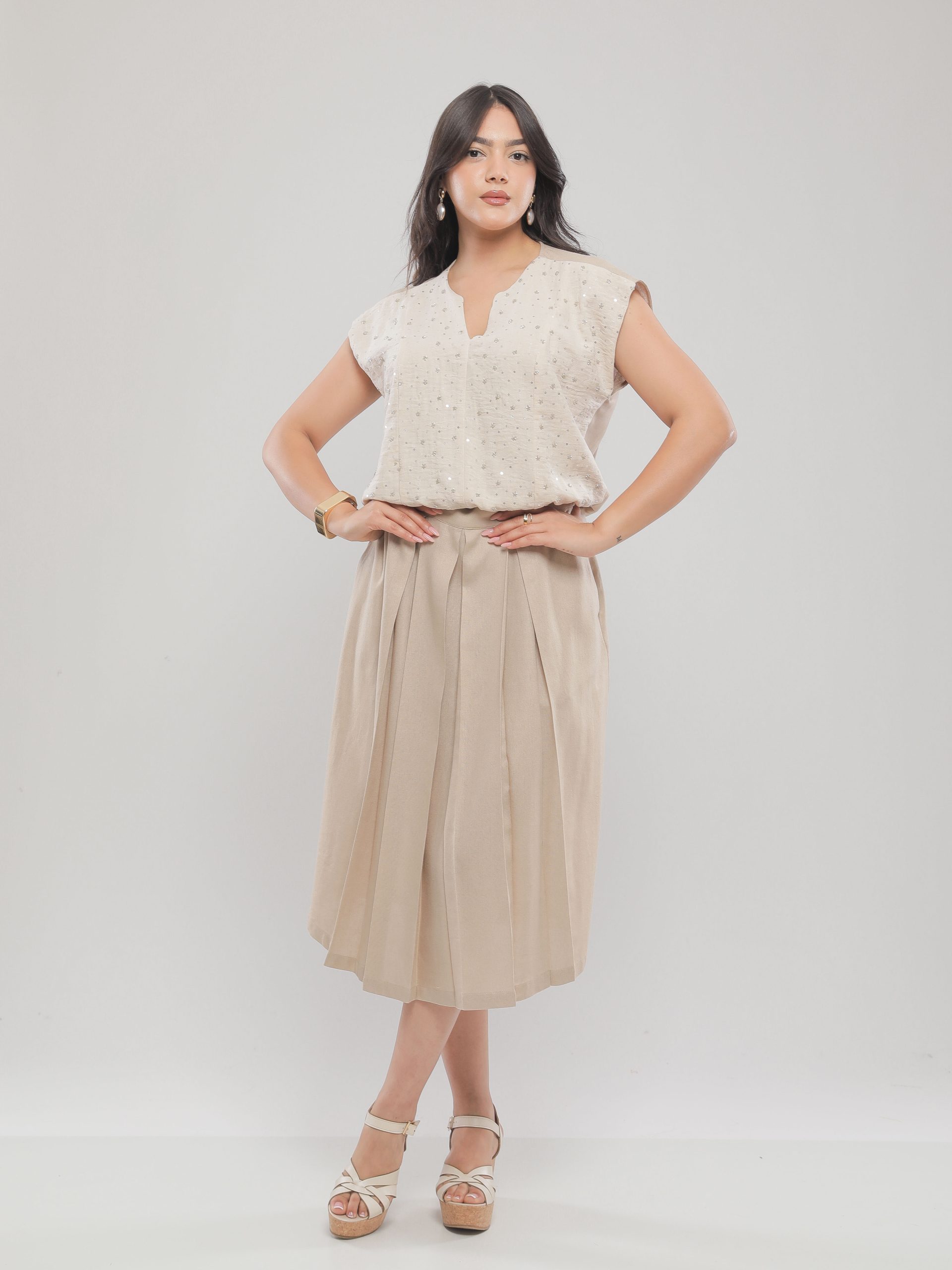 ENSEMBLE EN LIN CHIC AVEC HAUT À SEQUINS ET JUPE MIDI PLISSÉE
