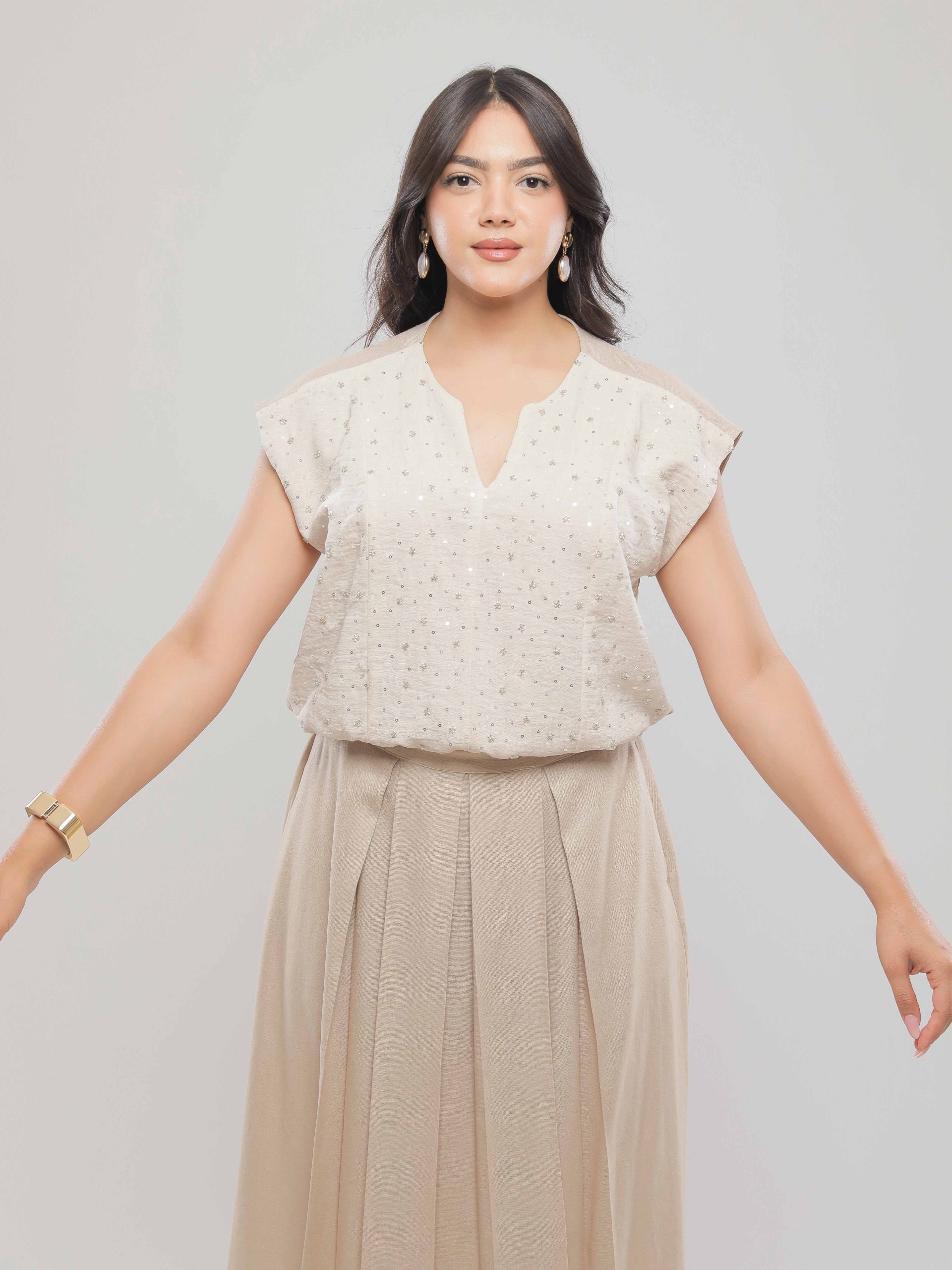 ENSEMBLE EN LIN CHIC AVEC HAUT À SEQUINS ET JUPE MIDI PLISSÉE
