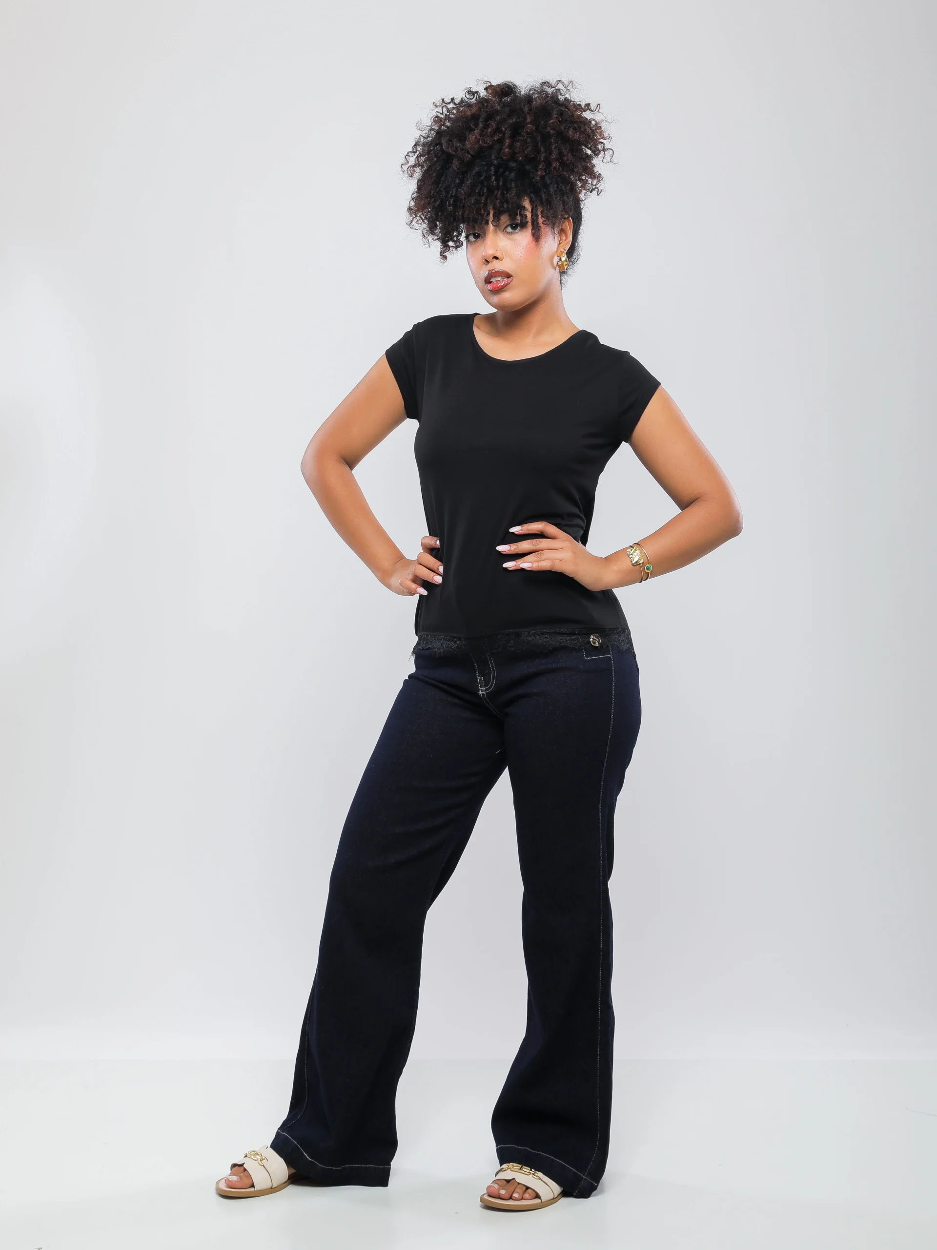 T-SHIRT SANS MANCHES AVEC FINITION EN DENTELLE