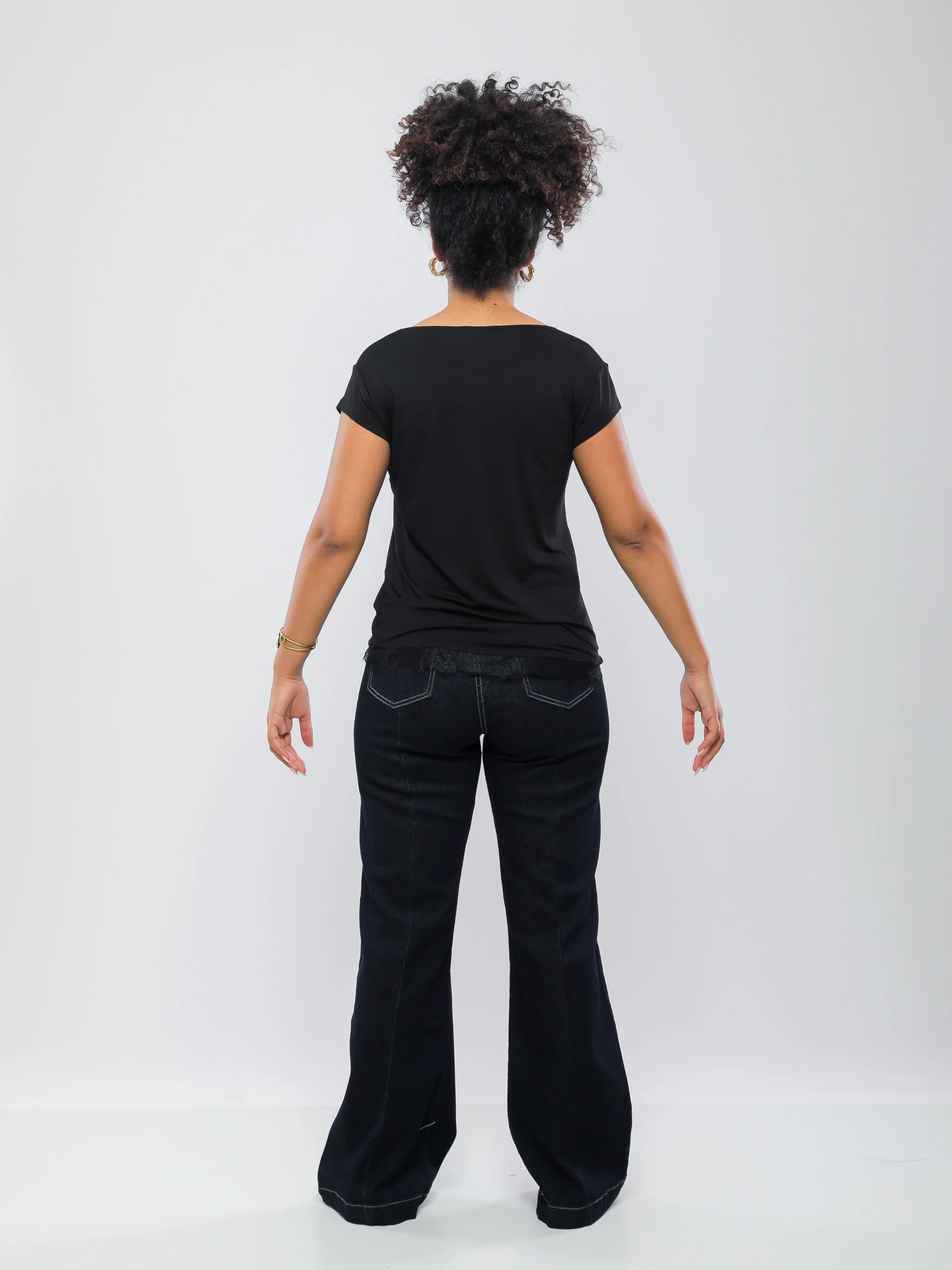 T-SHIRT SANS MANCHES AVEC FINITION EN DENTELLE