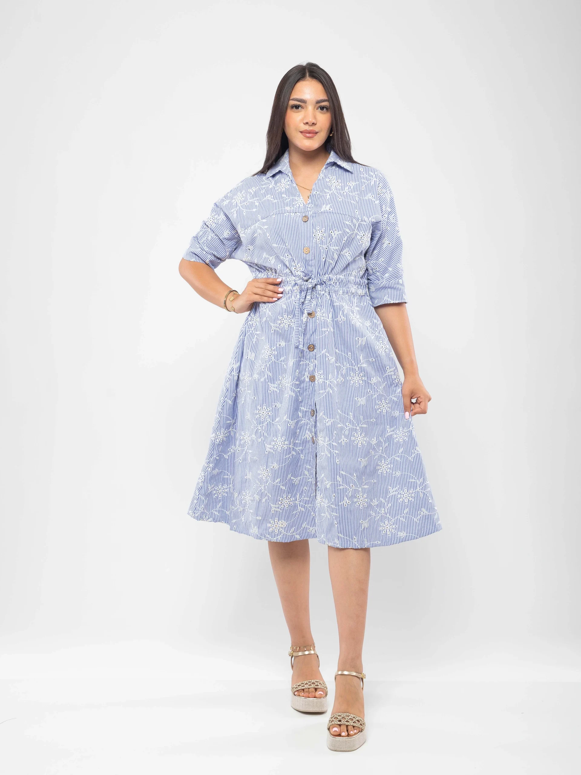 ROBE MI-LONGUE À COL REVERS ET TAILLE À NOUER