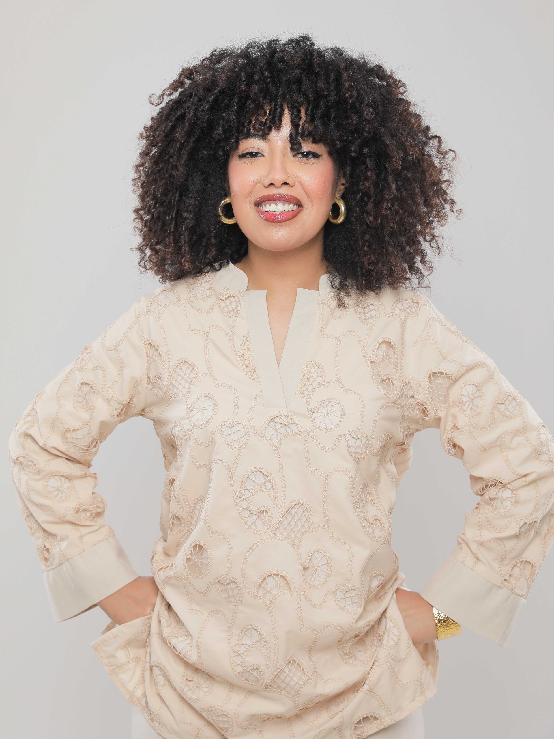 BLOUSE LONGUE BRODÉE À COUPE DROITE ET ENCOLURE EN V