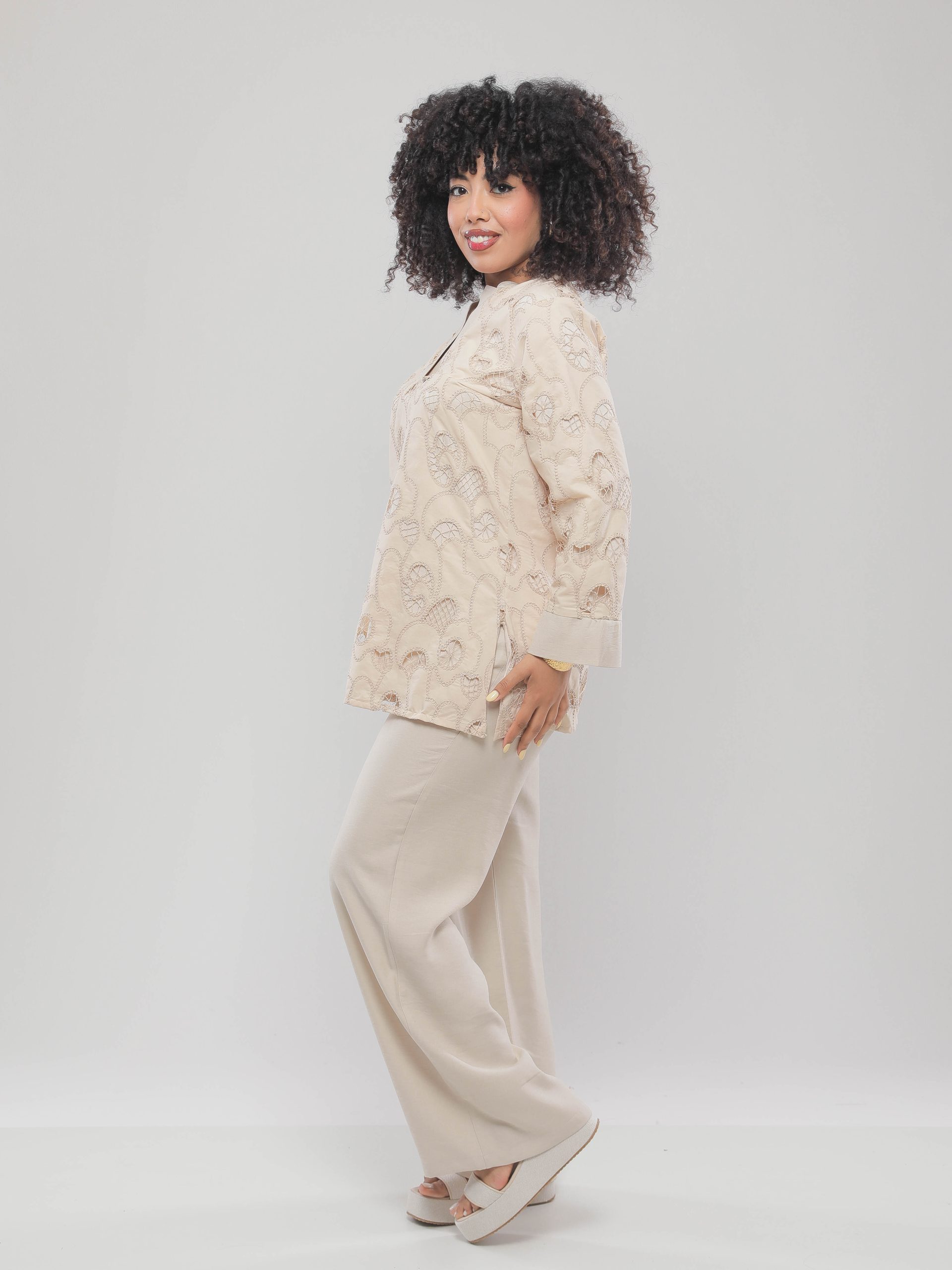 BLOUSE LONGUE BRODÉE À COUPE DROITE ET ENCOLURE EN V