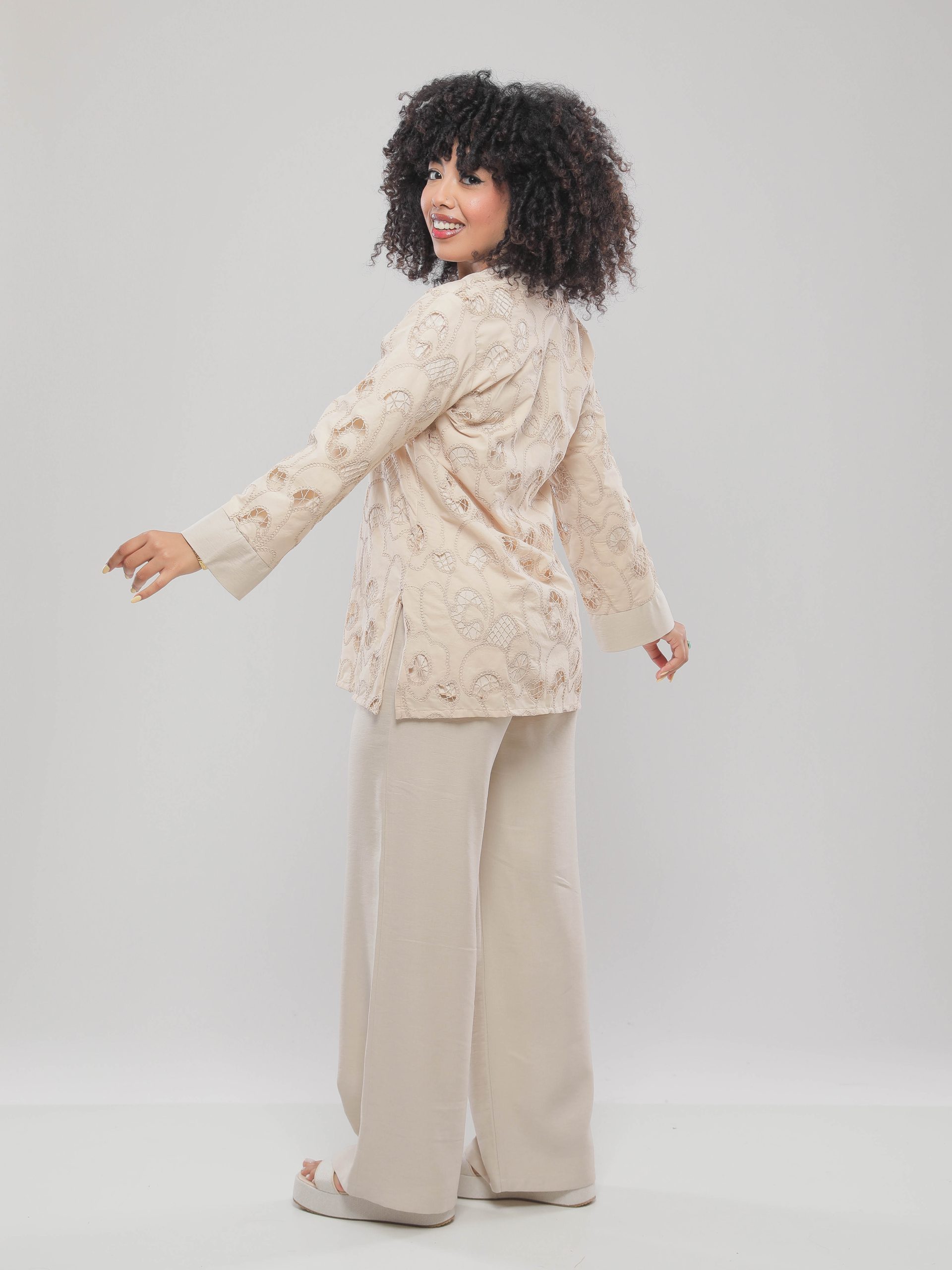 BLOUSE LONGUE BRODÉE À COUPE DROITE ET ENCOLURE EN V
