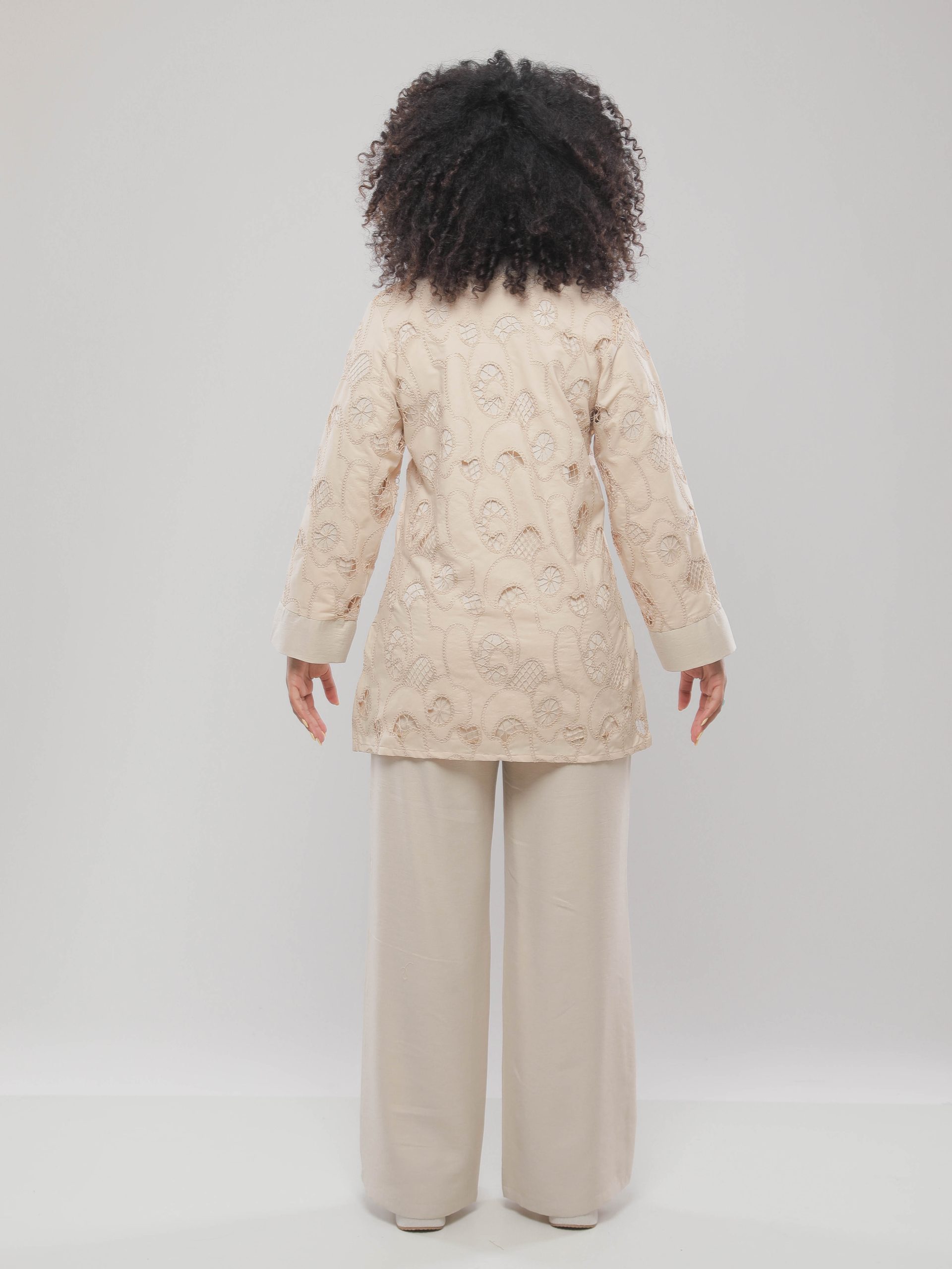 BLOUSE LONGUE BRODÉE À COUPE DROITE ET ENCOLURE EN V
