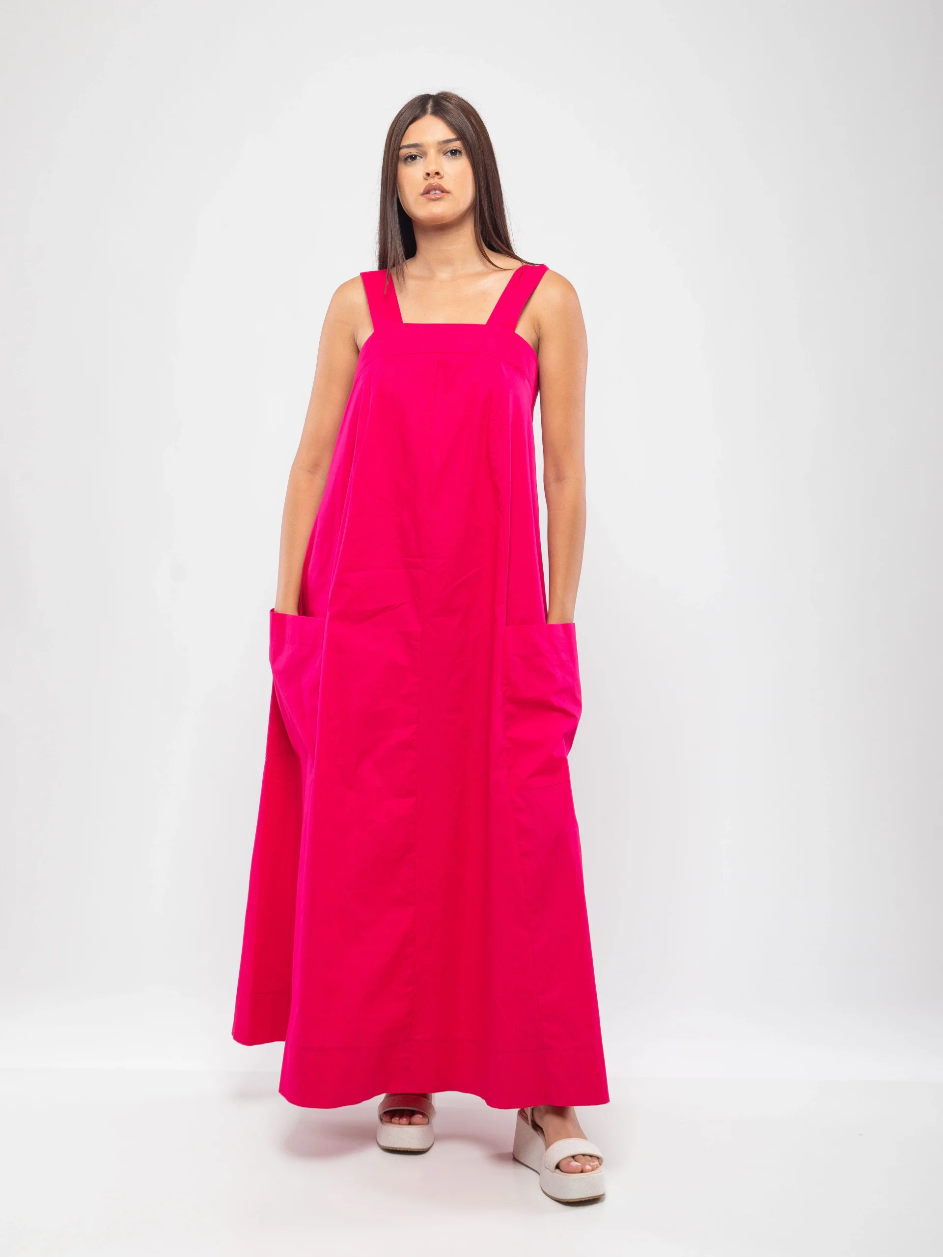 ROBE LONGUE À BRETELLES LARGES ET POCHES PLAQUÉES