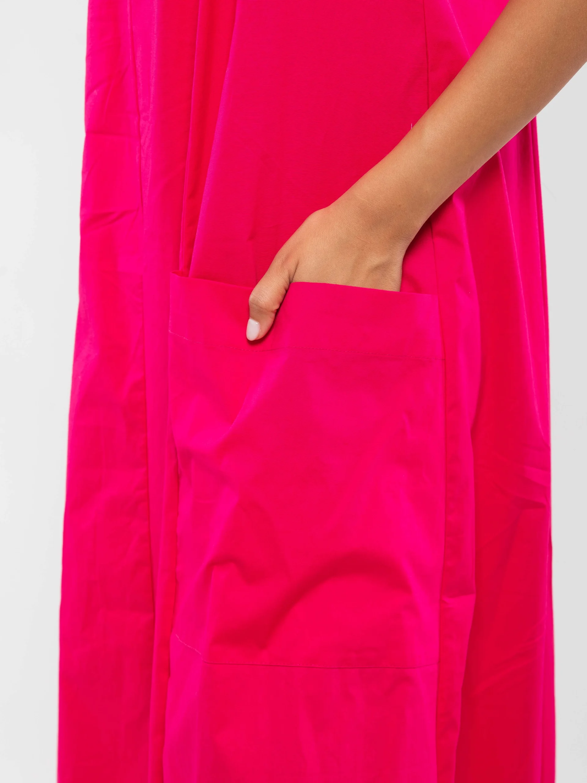 ROBE LONGUE À BRETELLES LARGES ET POCHES PLAQUÉES