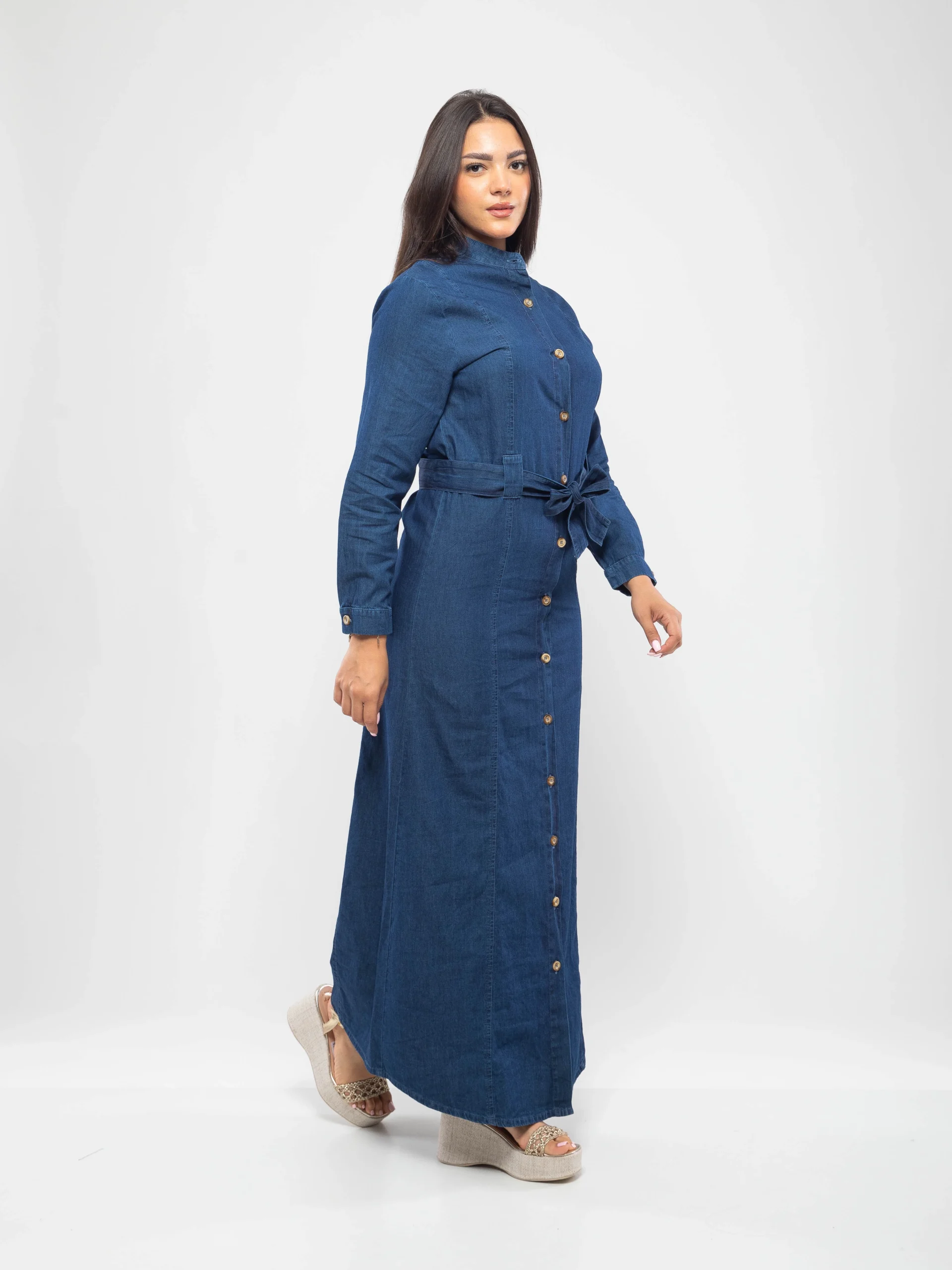 ROBE CHEMISE LONGUE À COL MAO AVEC CEINTURE