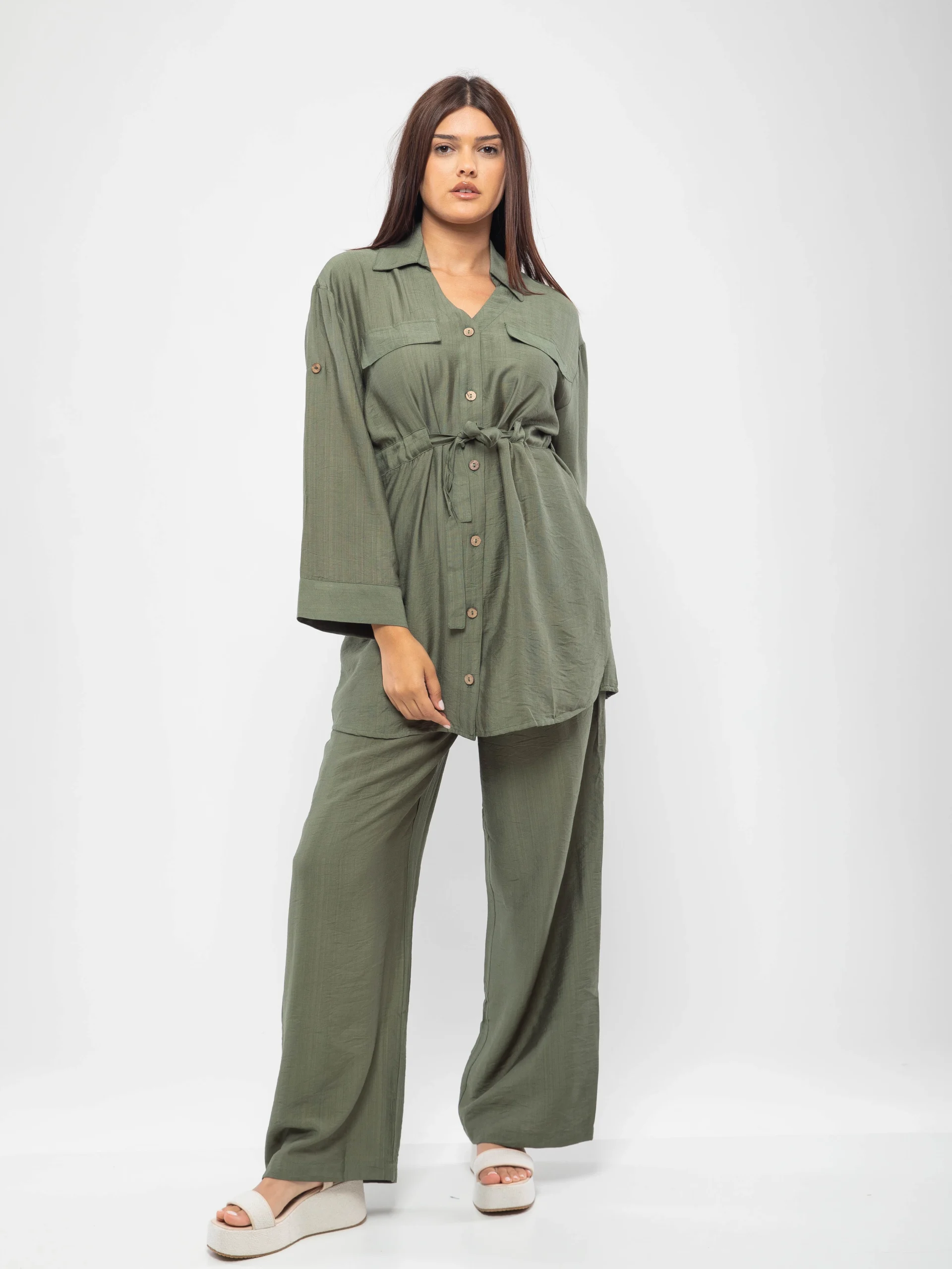 SET DEUX PIÈCES AVEC CHEMISE LONGUE CEINTURÉE ET PANTALON LARGE