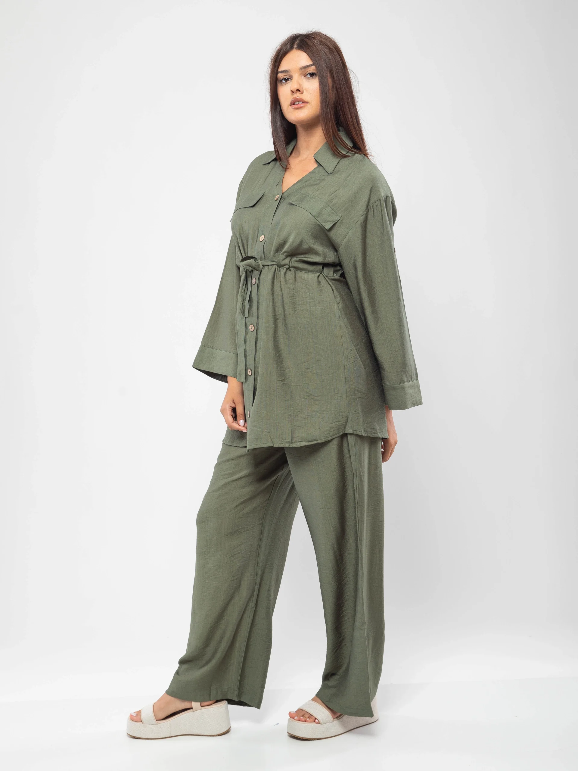 SET DEUX PIÈCES AVEC CHEMISE LONGUE CEINTURÉE ET PANTALON LARGE