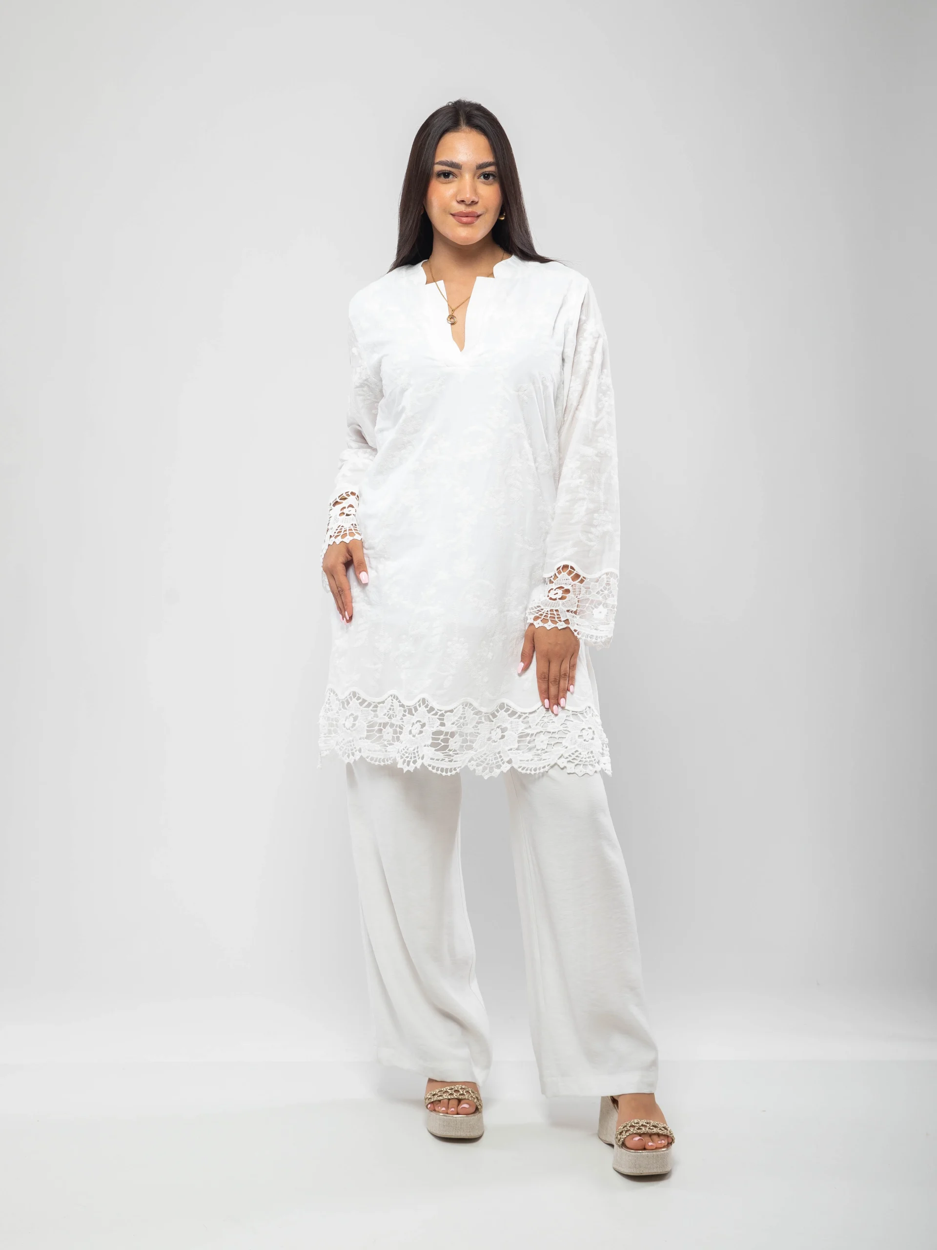 BLOUSE LONGUE EN DENTELLE À COUPE FLUIDE ET ENCOLURE EN V