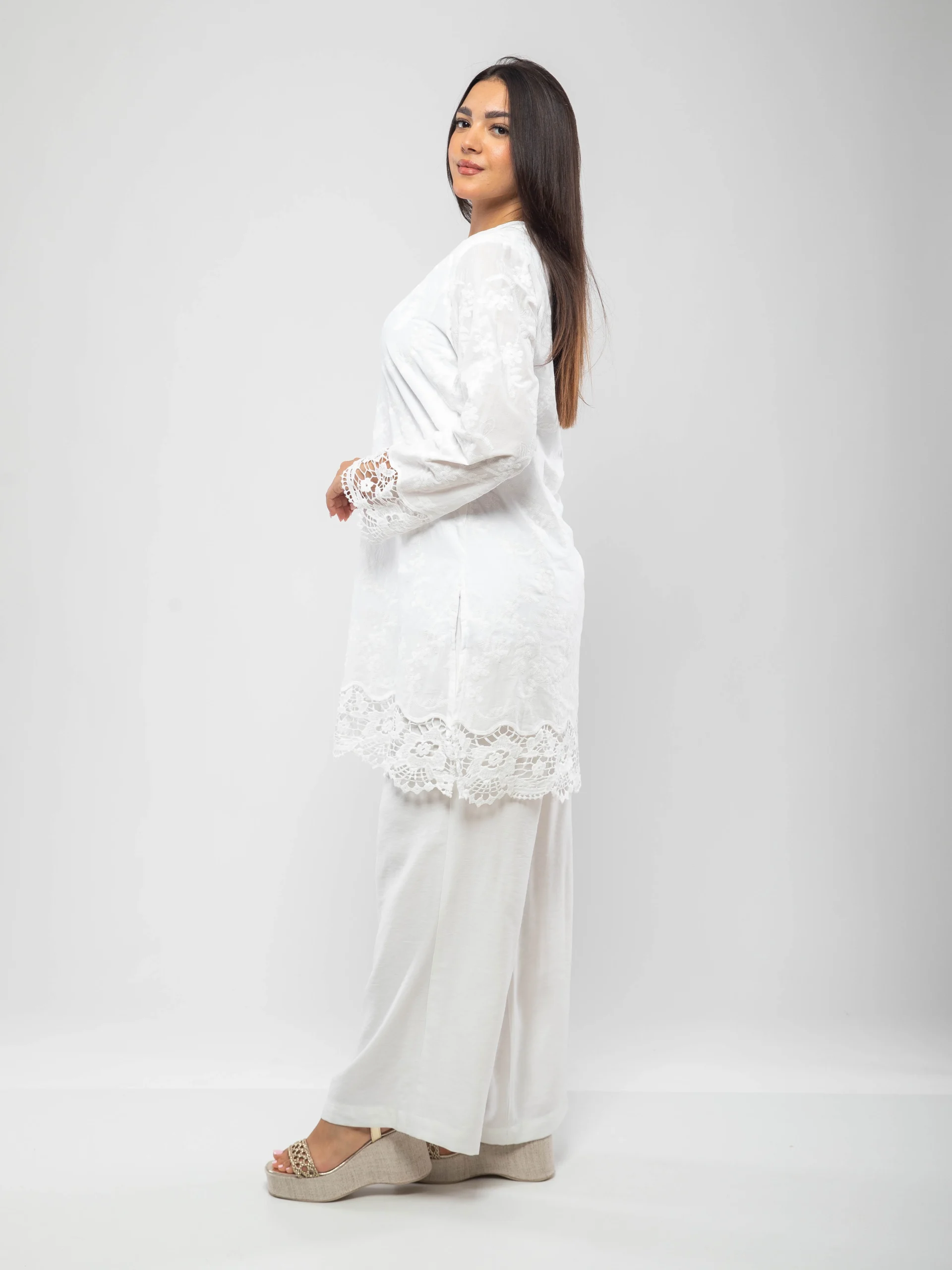 BLOUSE LONGUE EN DENTELLE À COUPE FLUIDE ET ENCOLURE EN V