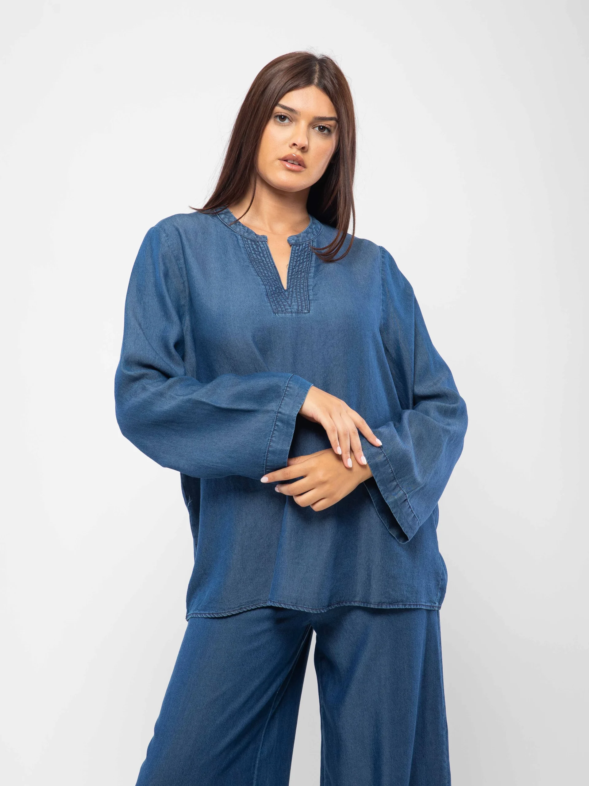 BLOUSE AMPLE À COL V AVEC DÉTAIL BRODÉ