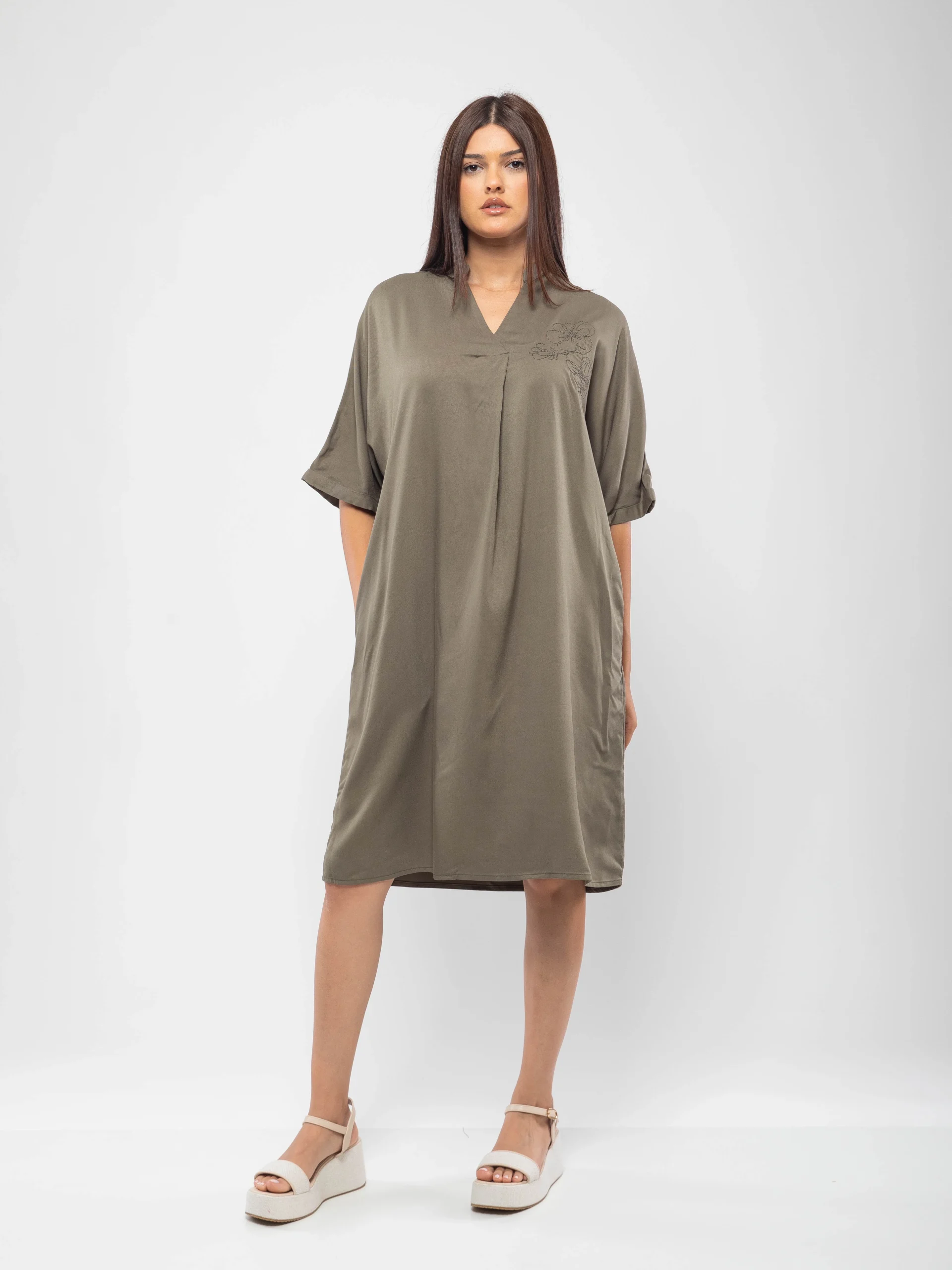 ROBE FLUIDE À BRODERIE FLORALE