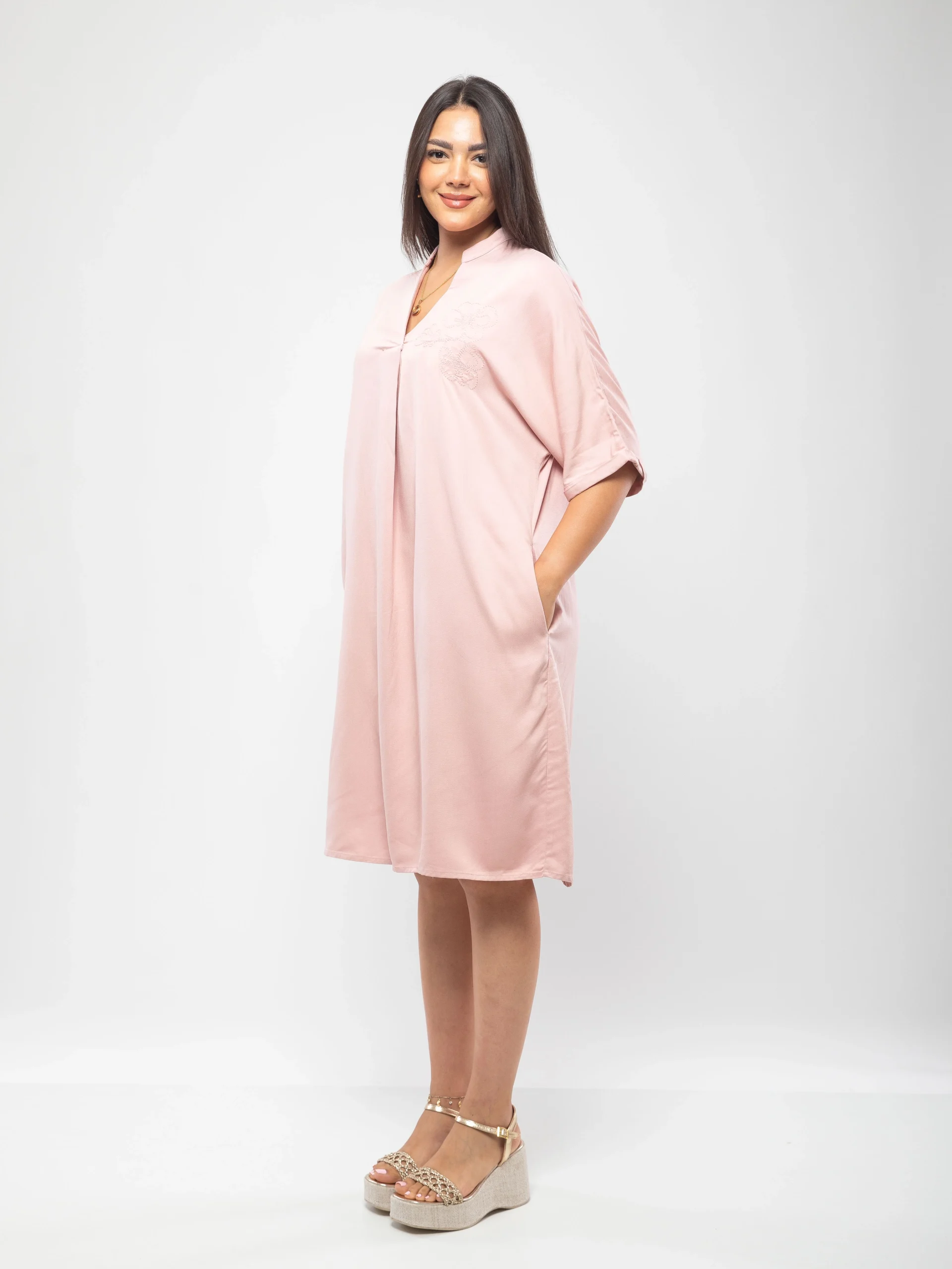 ROBE FLUIDE À BRODERIE FLORALE