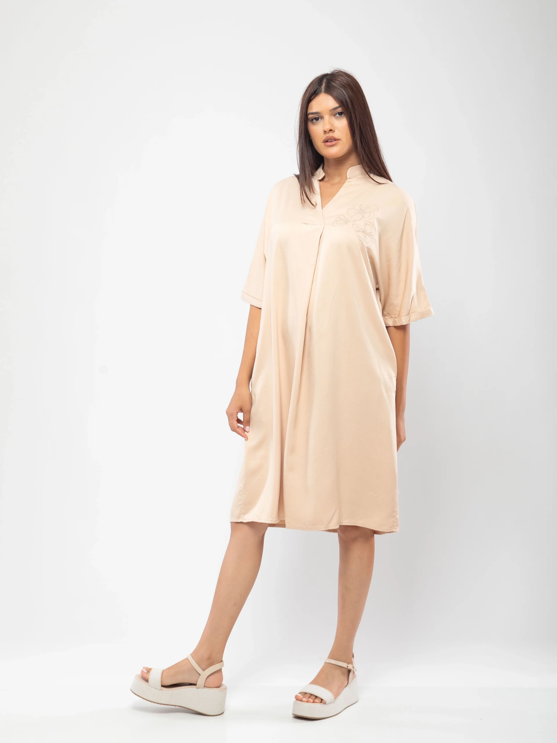 ROBE FLUIDE À BRODERIE FLORALE