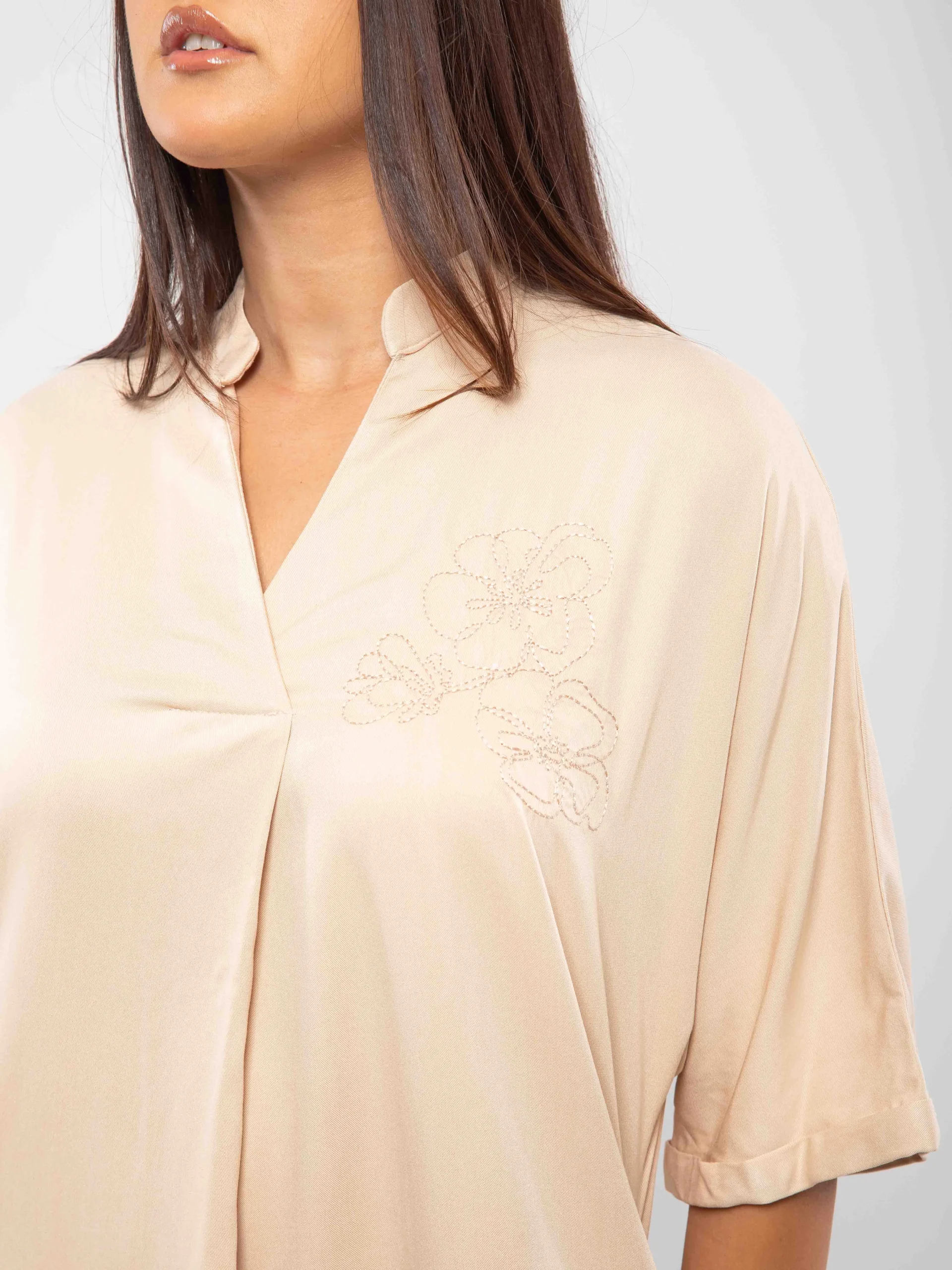 ROBE FLUIDE À BRODERIE FLORALE