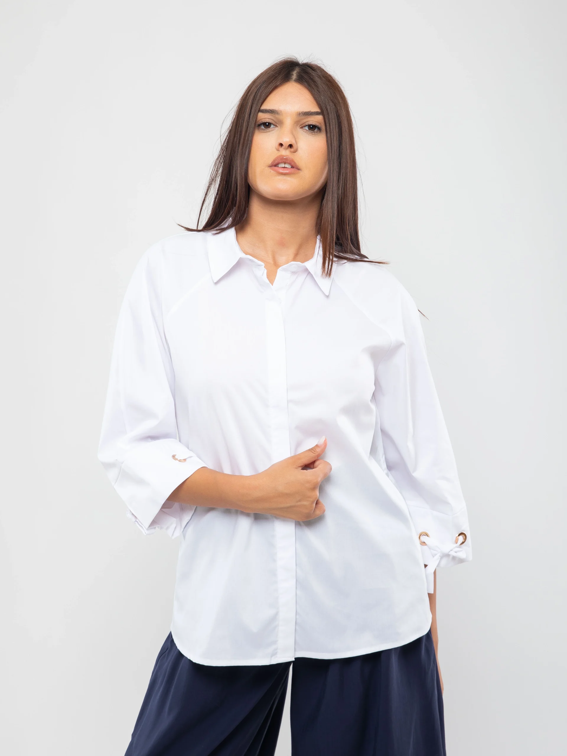 CHEMISE À MANCHES TROIS-QUARTS AVEC DÉTAIL NOUÉ