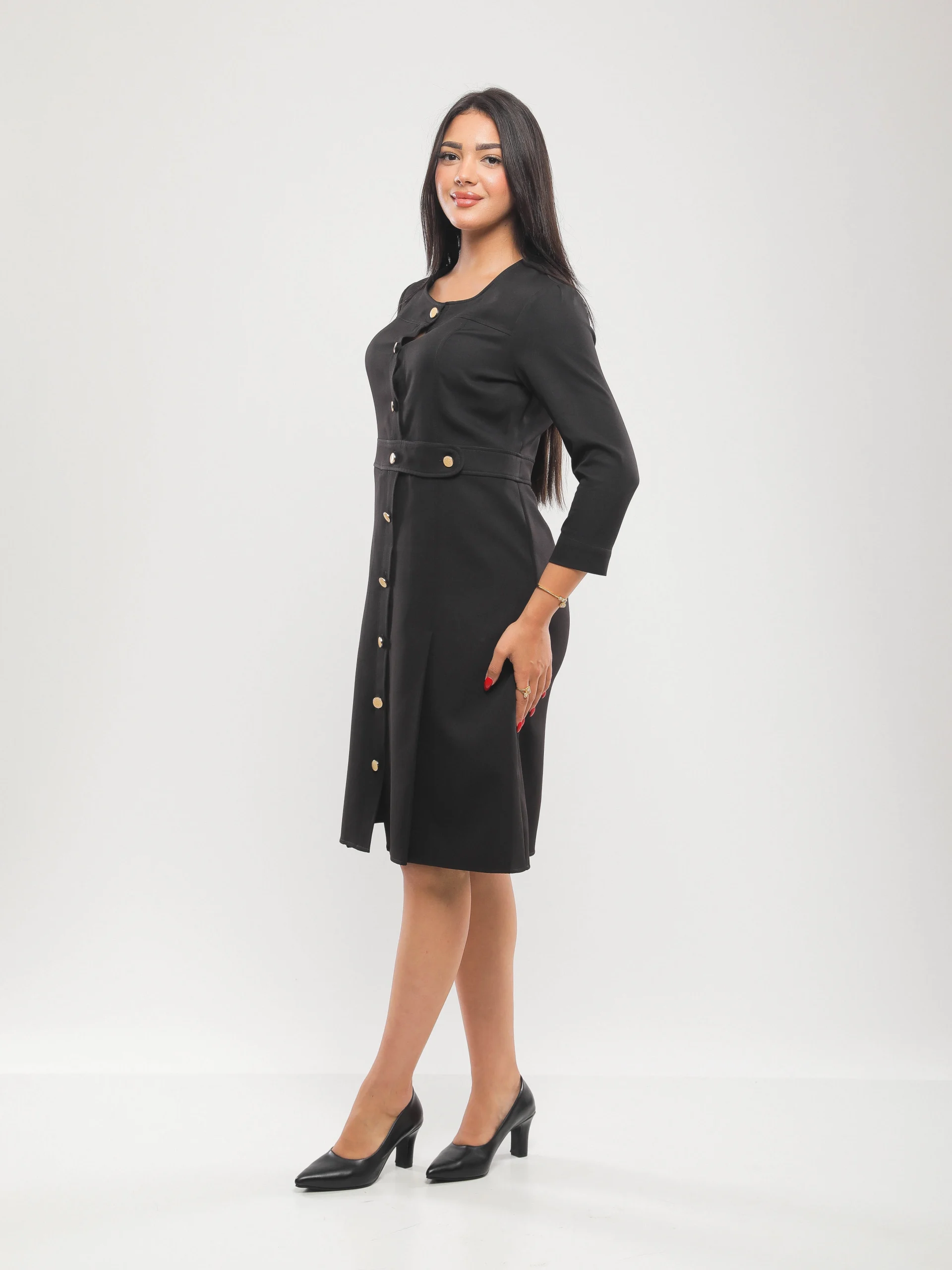 ROBE MI-LONGUE À BANDE BOUTONNÉE À LA TAILLE