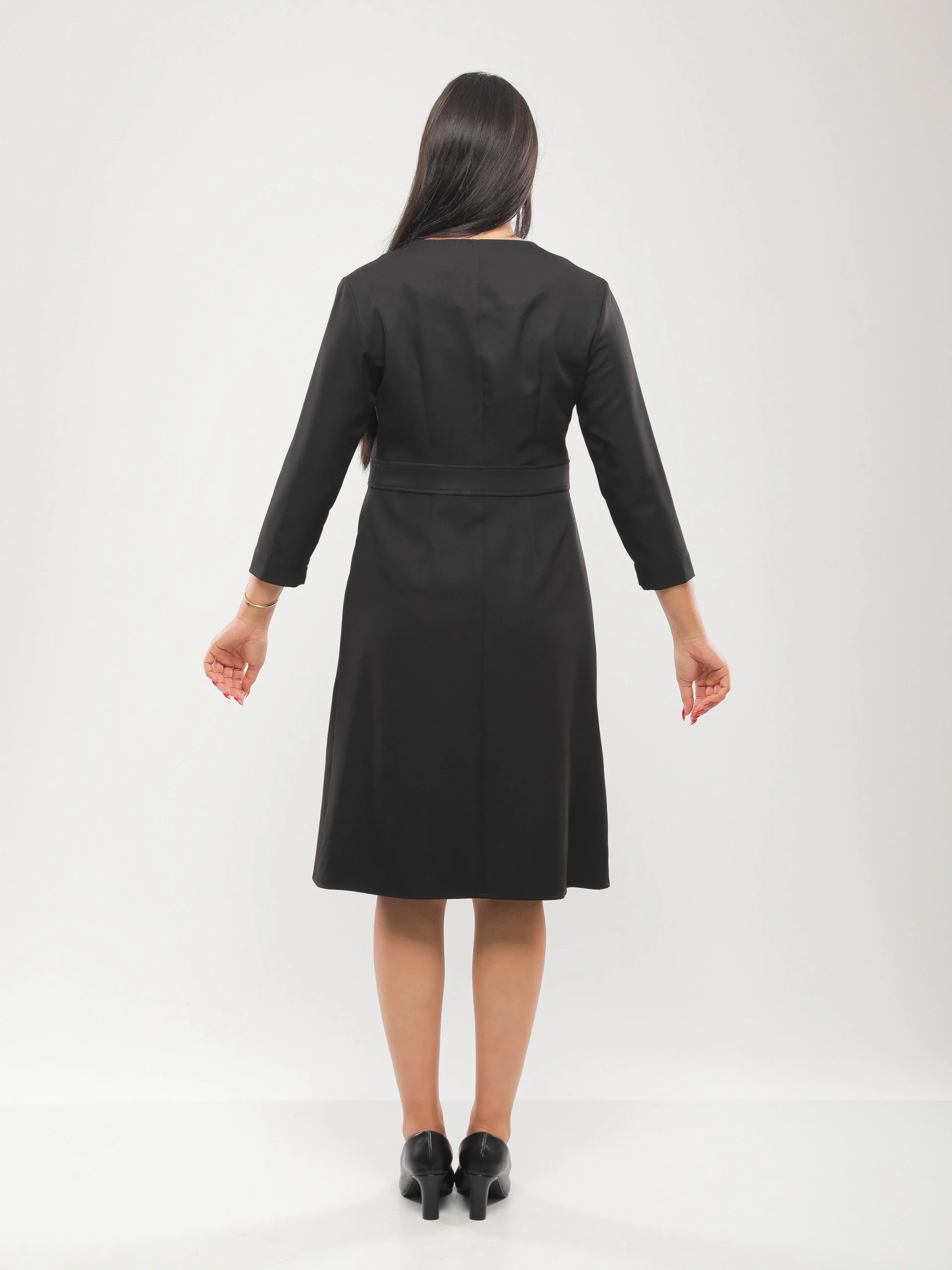 ROBE MI-LONGUE À BANDE BOUTONNÉE À LA TAILLE