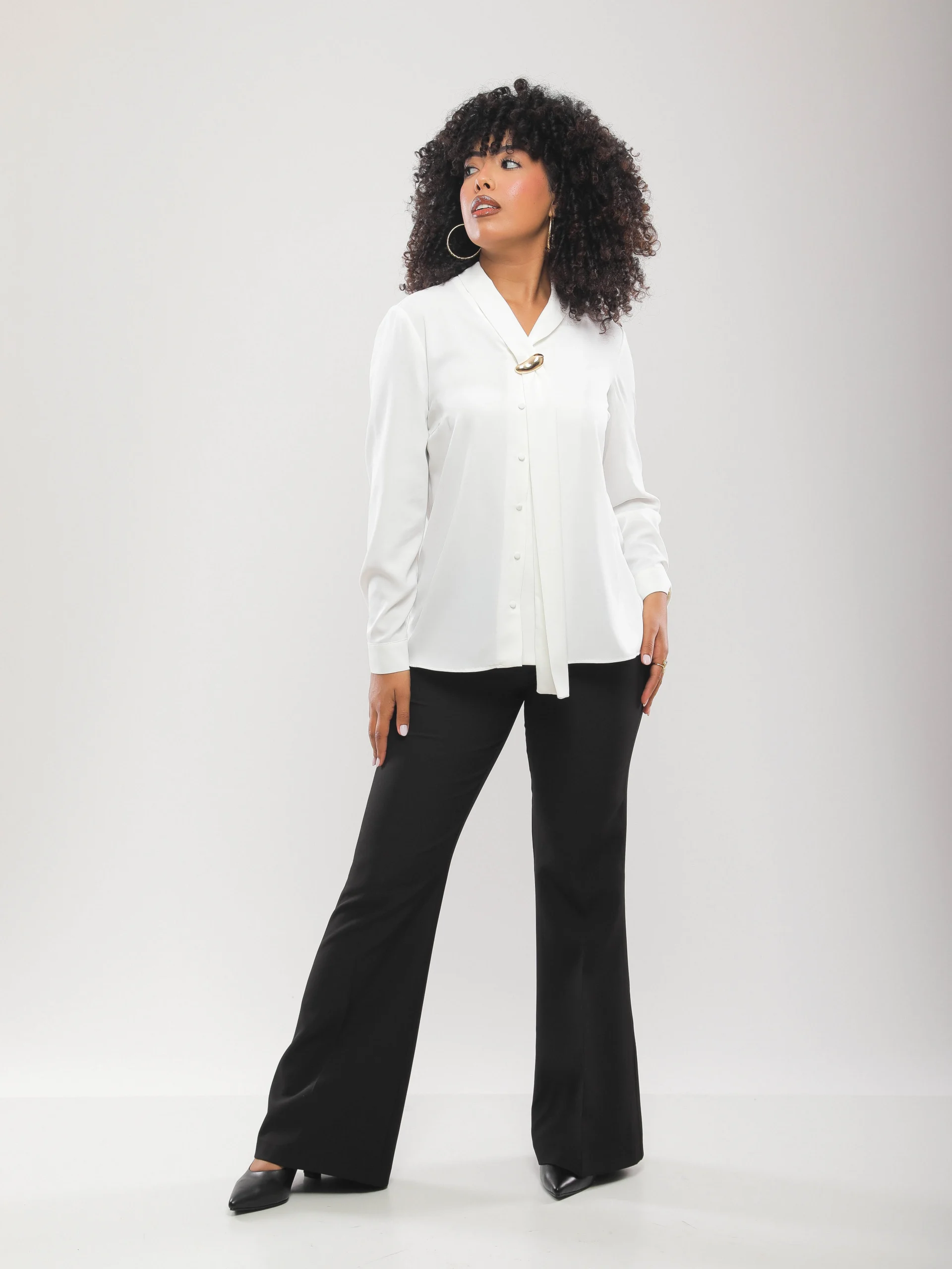 CHEMISE À COL V AVEC NŒUD ET BOUCLE