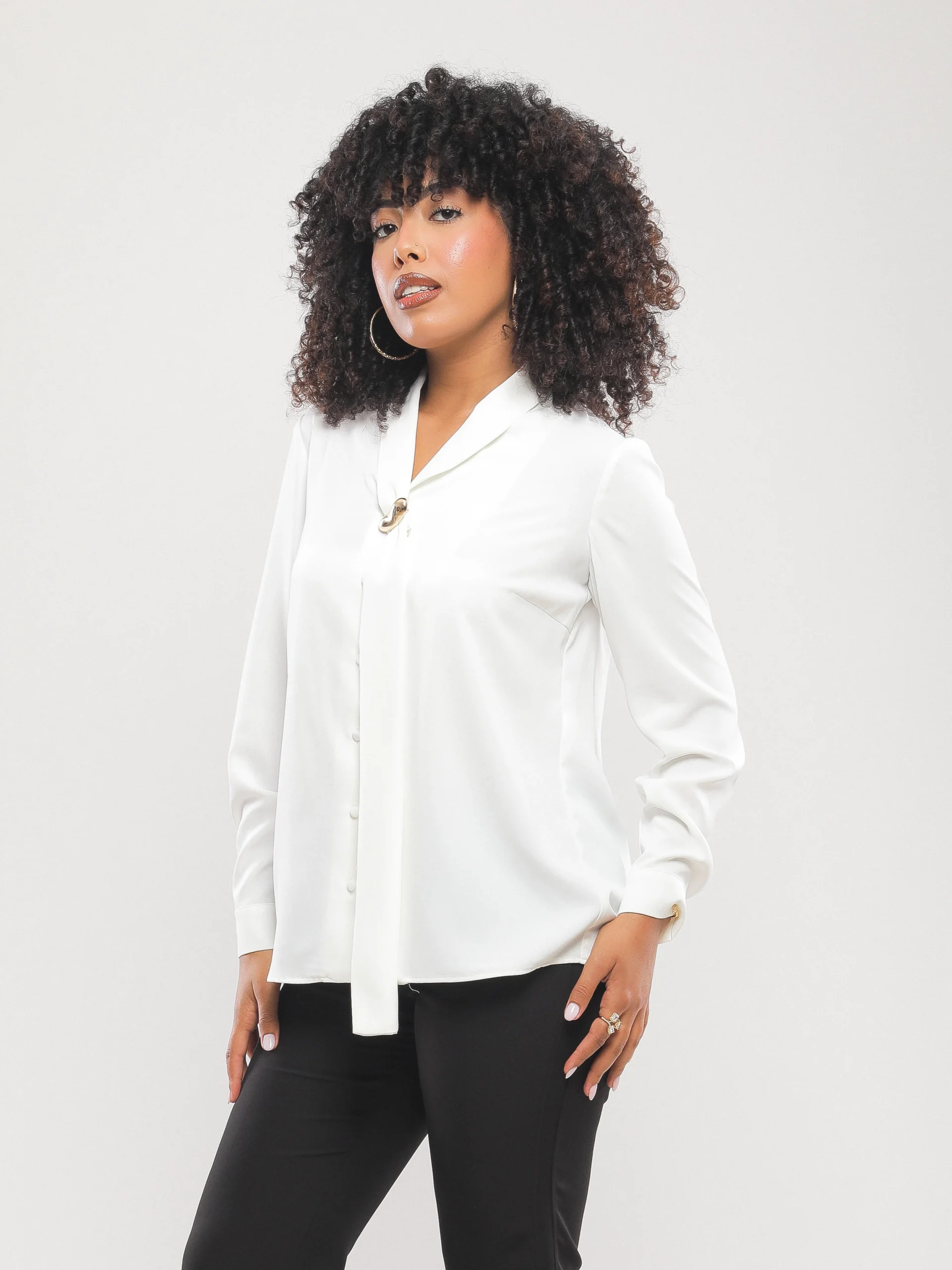 CHEMISE À COL V AVEC NŒUD ET BOUCLE