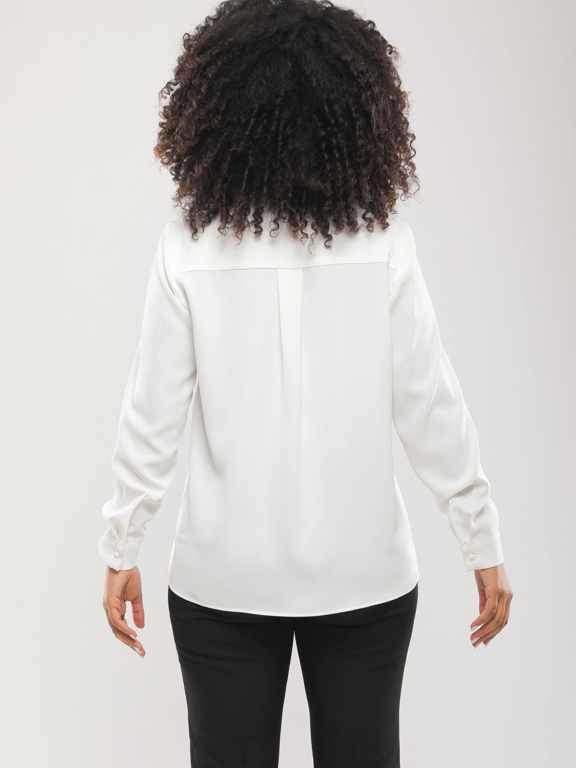 CHEMISE À COL V AVEC NŒUD ET BOUCLE