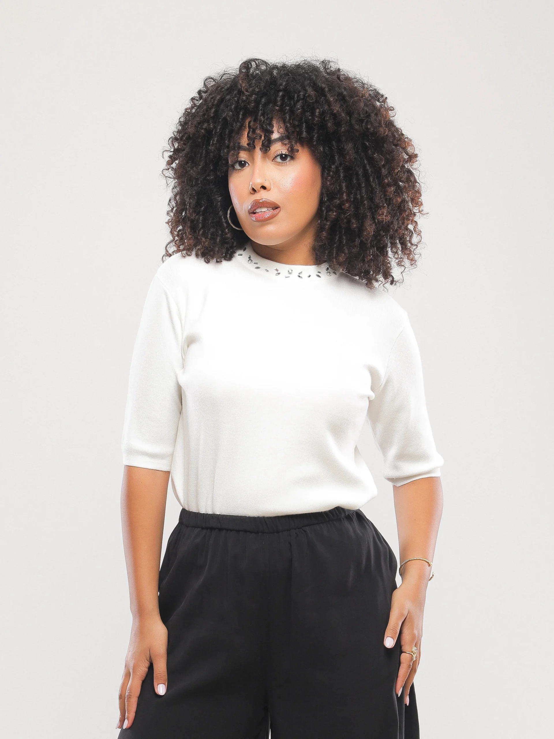 PULL EN MAILLE À COL MONTANT ET STRASS