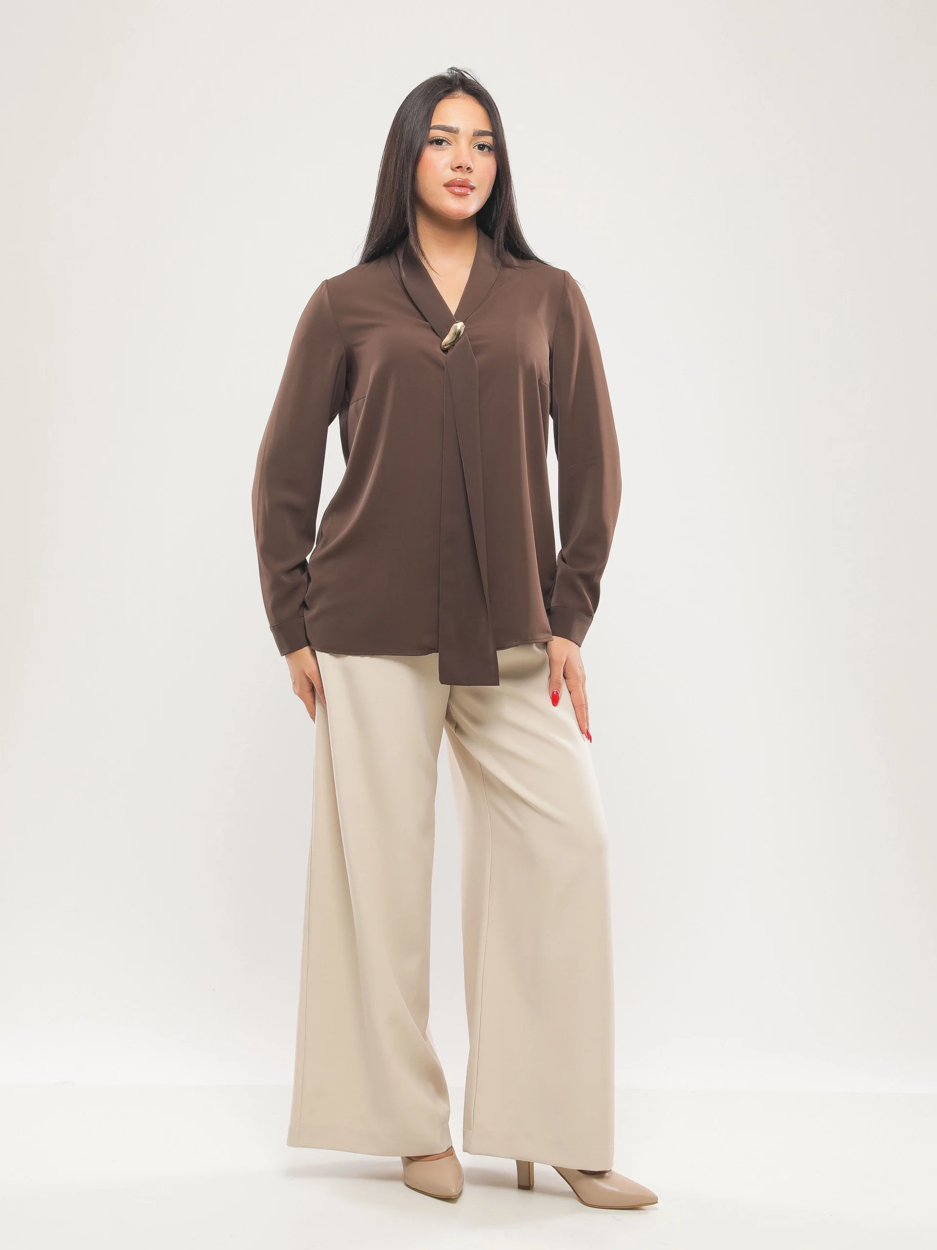 CHEMISE À COL V AVEC NŒUD ET BOUCLE