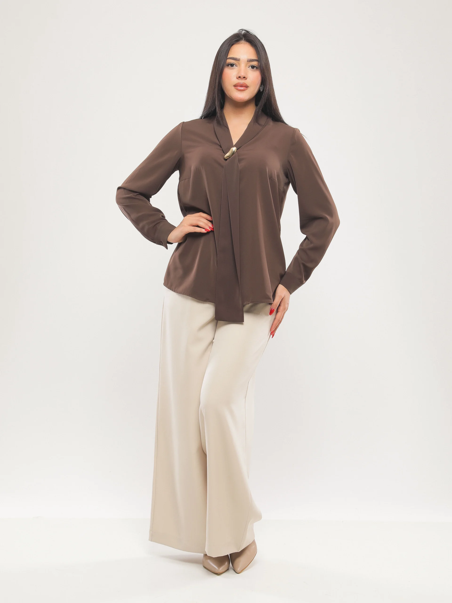 CHEMISE À COL V AVEC NŒUD ET BOUCLE