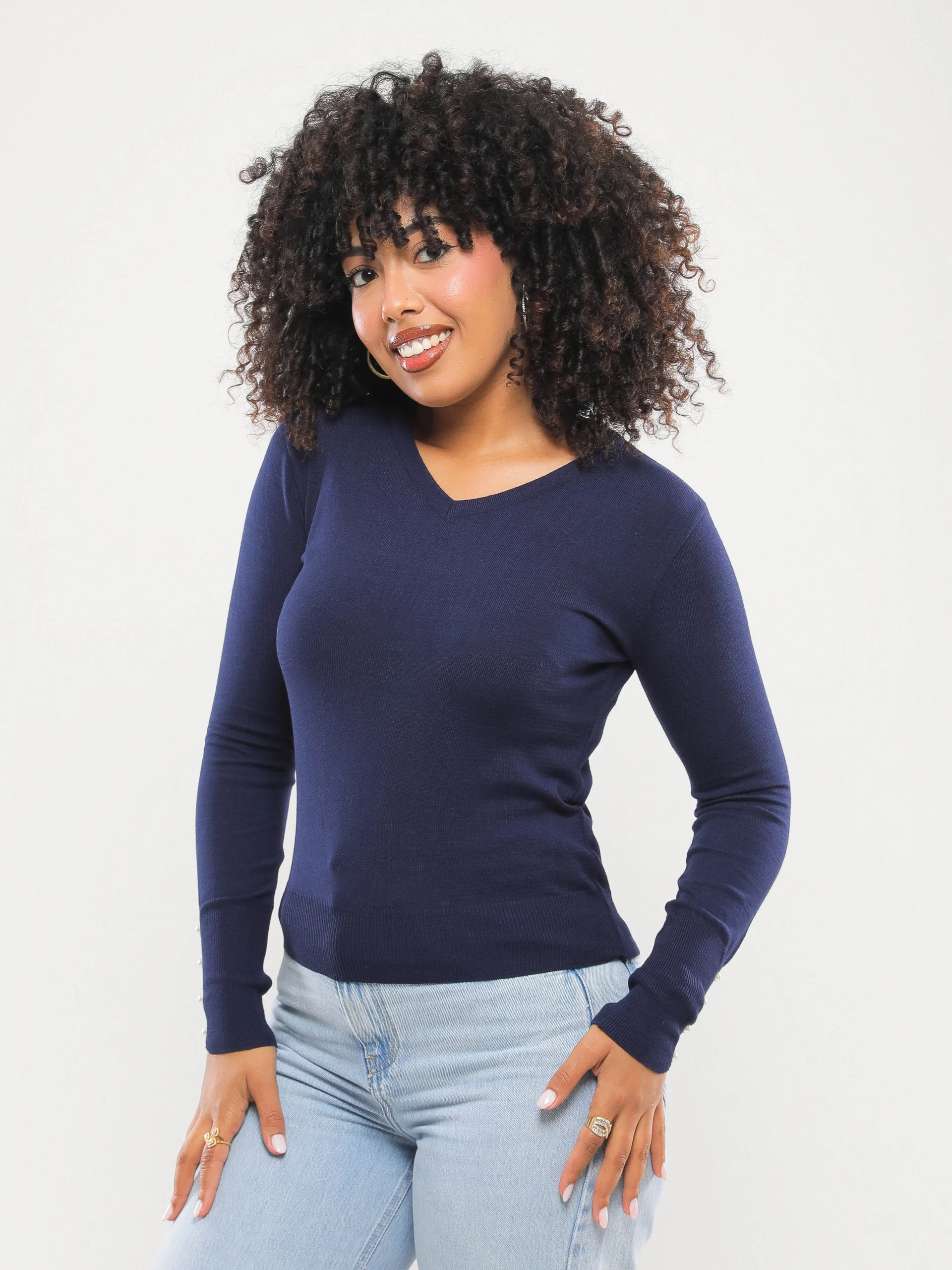 PULL EN MAILLE FINE À COL V – COUPE DROITE