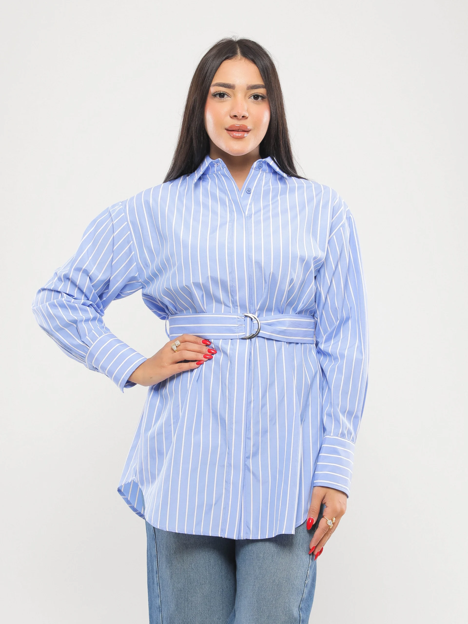 CHEMISE À RAYURES VERTICALES AVEC CEINTURE À LA TAILLE