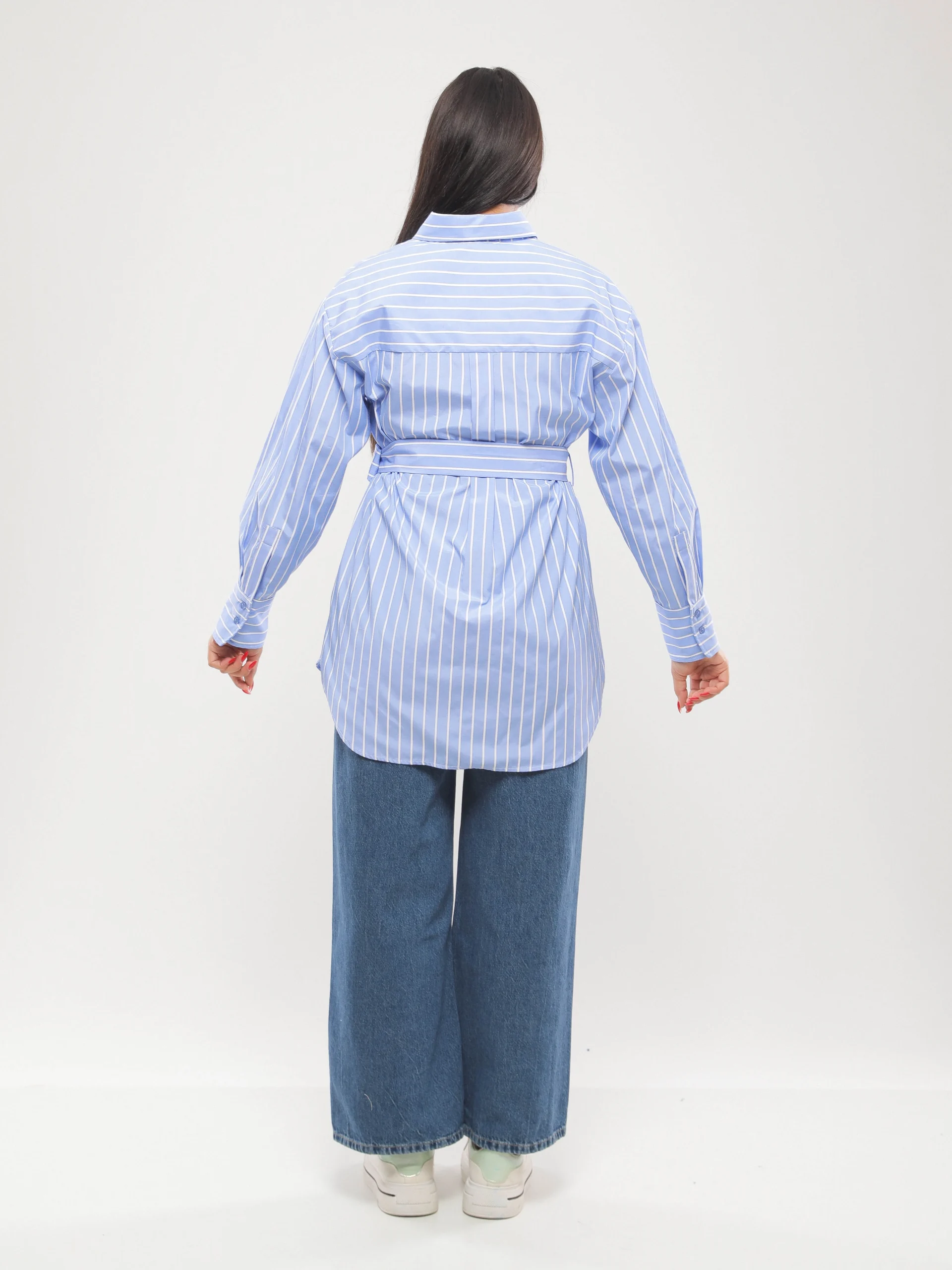 CHEMISE À RAYURES VERTICALES AVEC CEINTURE À LA TAILLE