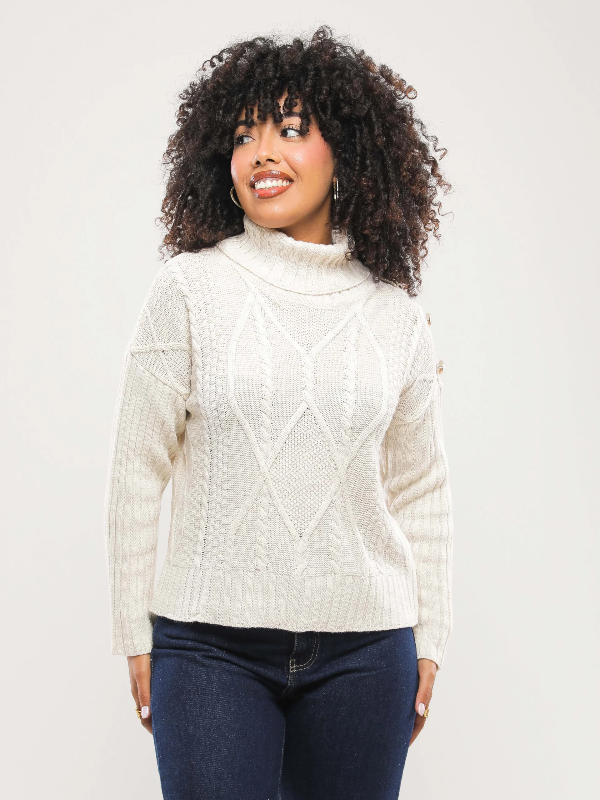 PULL COURT EN MAILLE TORSADÉE À COL ROULÉ