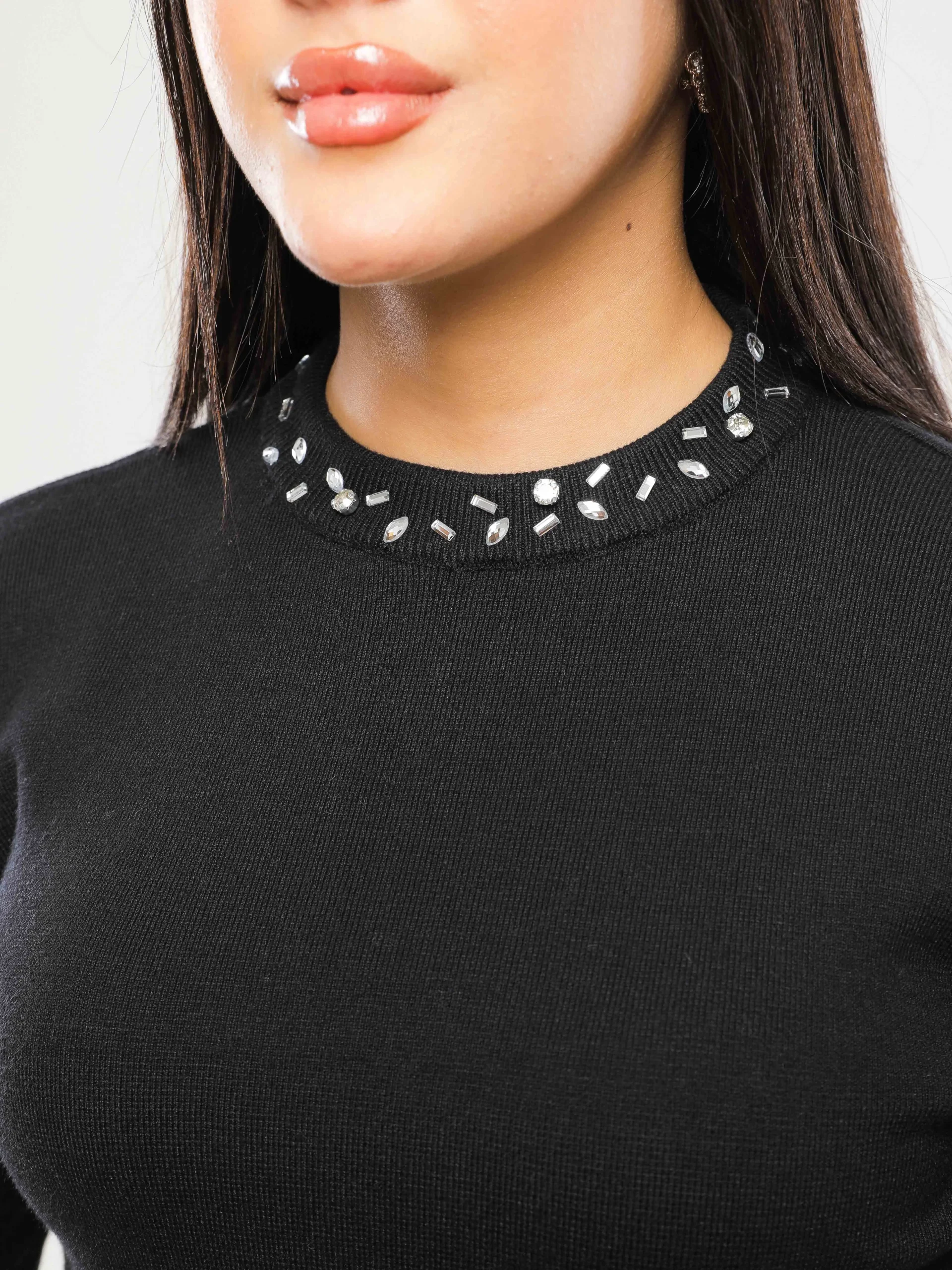 PULL EN MAILLE À COL MONTANT ET STRASS